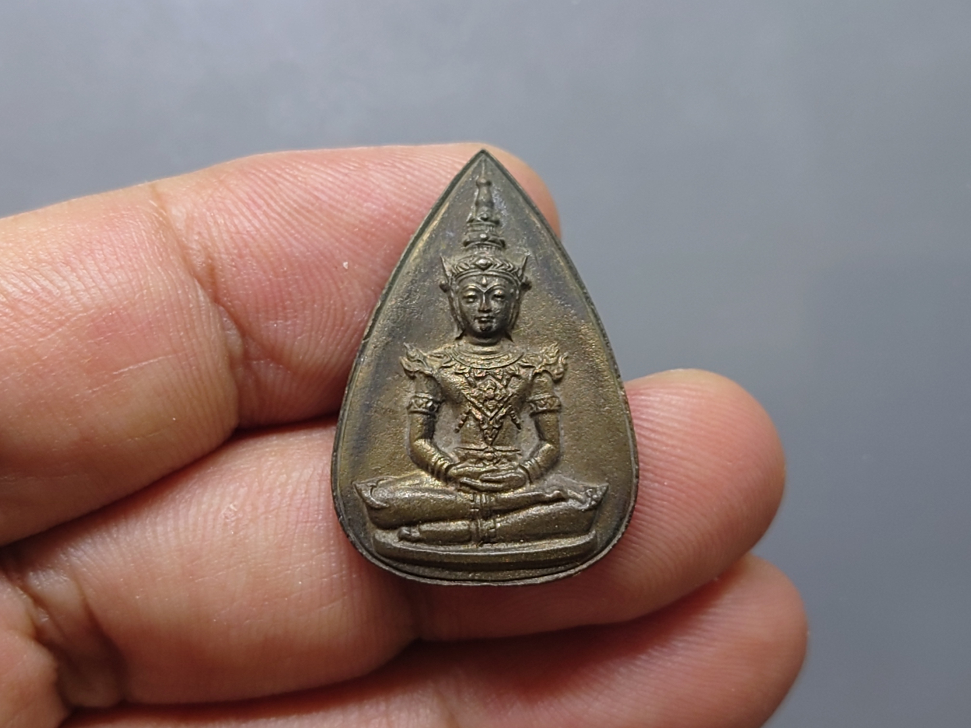 พระแก้วมรกต หลังพระนามาภิไธย ส.ก.รุ่นเฉลิมพระเกียรติ 60 พรรษา มหาราชินี (เนื้อเงิน-นวะ) พุทธาภิเษก ณ วัดบวรนิเวศวิหาร พ.ศ.2537 พร้อมกล่องเดิม