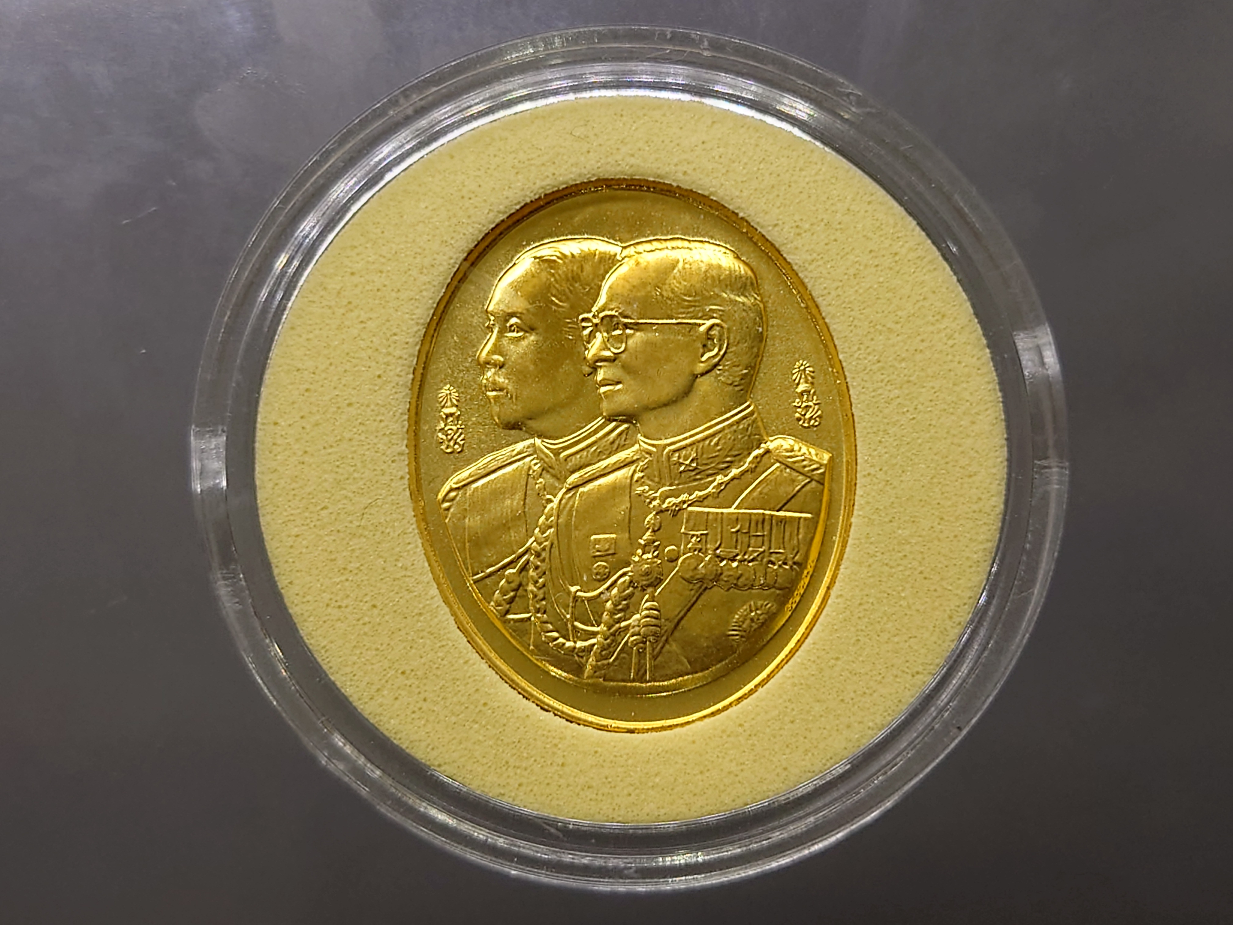 เหรียญที่ระลึก 100 ปี โรงเรียนนายร้อยตำรวจ เนื้อทองแดงชุบทองคำ ปี2545 พร้อมตลับ