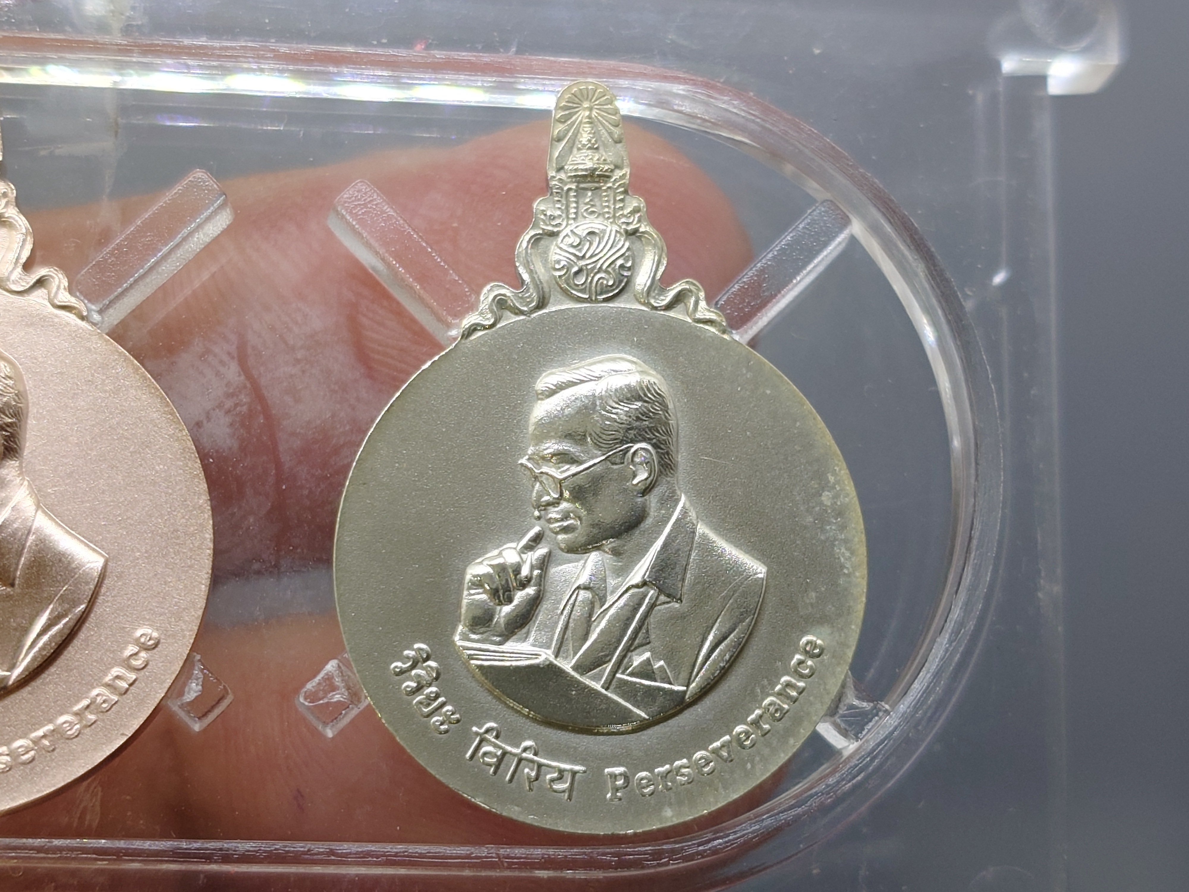 เหรียญพระมหาชนก ครบชุดทองคำ พิมพ์เล็ก (เนื้อทองคำ เนื้อนาค เนื้อเงิน) ปี2542 พร้อมหนังสือ