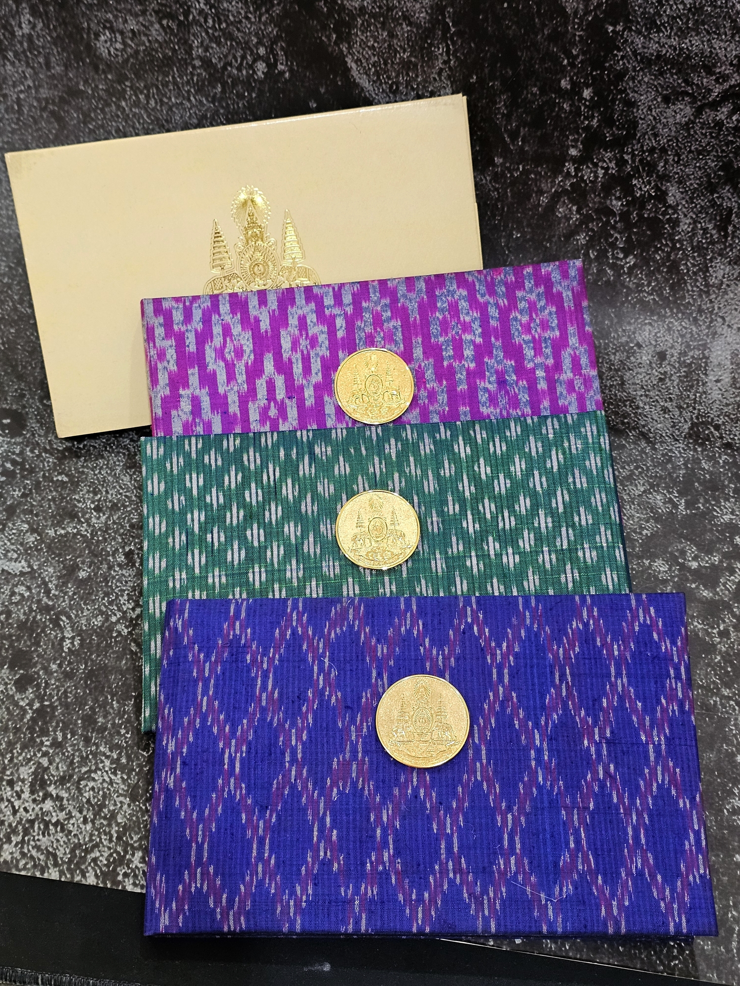 ธนบัตรที่ระลึก 500 บาท แบบพิเศษ ฉลองสิริราชสมบัติครบ 50 ปี พร้อมปกผ้าใหม หนังสือและกล่อง