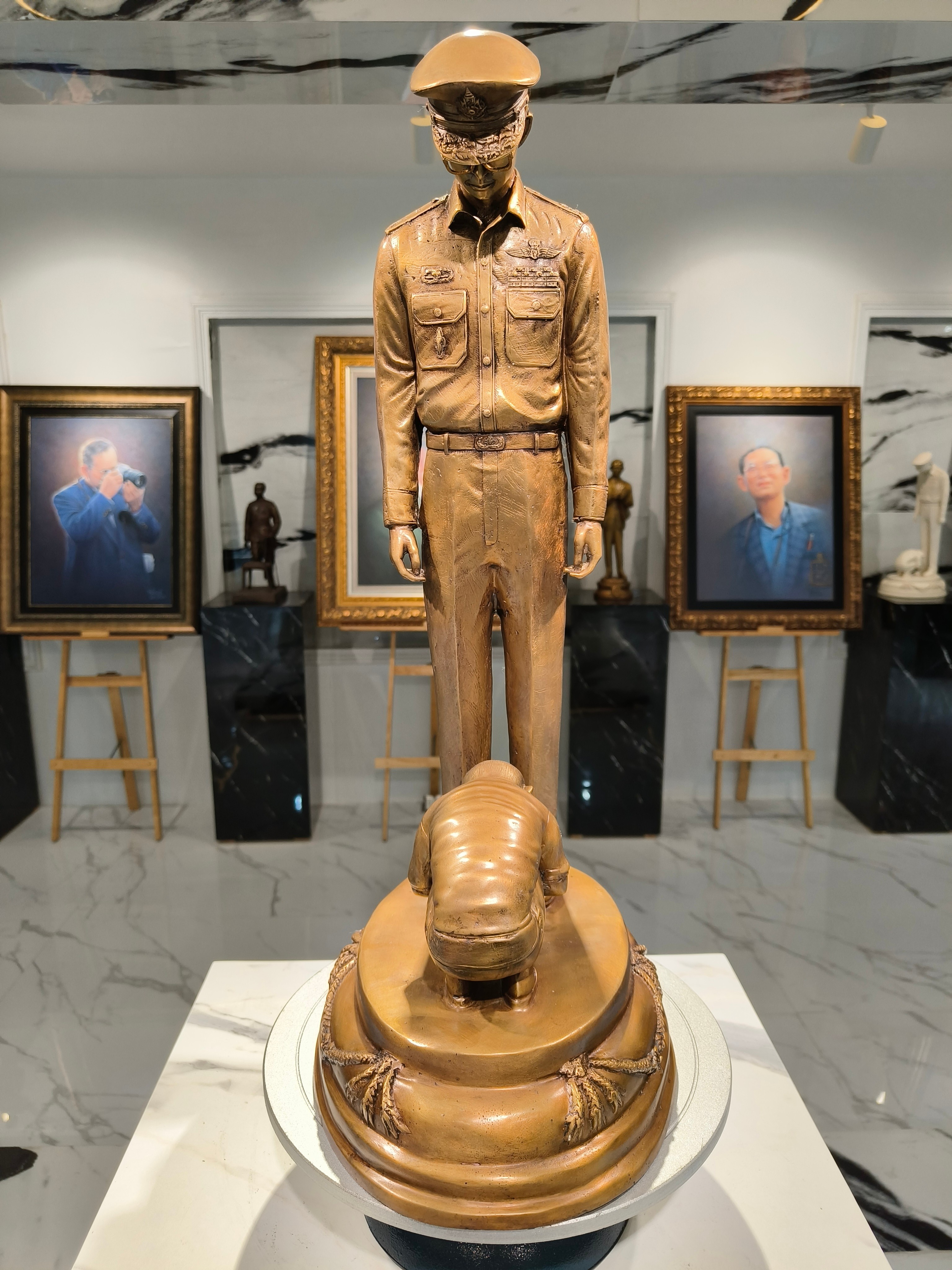 พระบรมรูปหล่อ ในหลวง รัชกาลที่ 9 รุ่น น้อมกราบพ่อ (เด็กก้มกราบ)