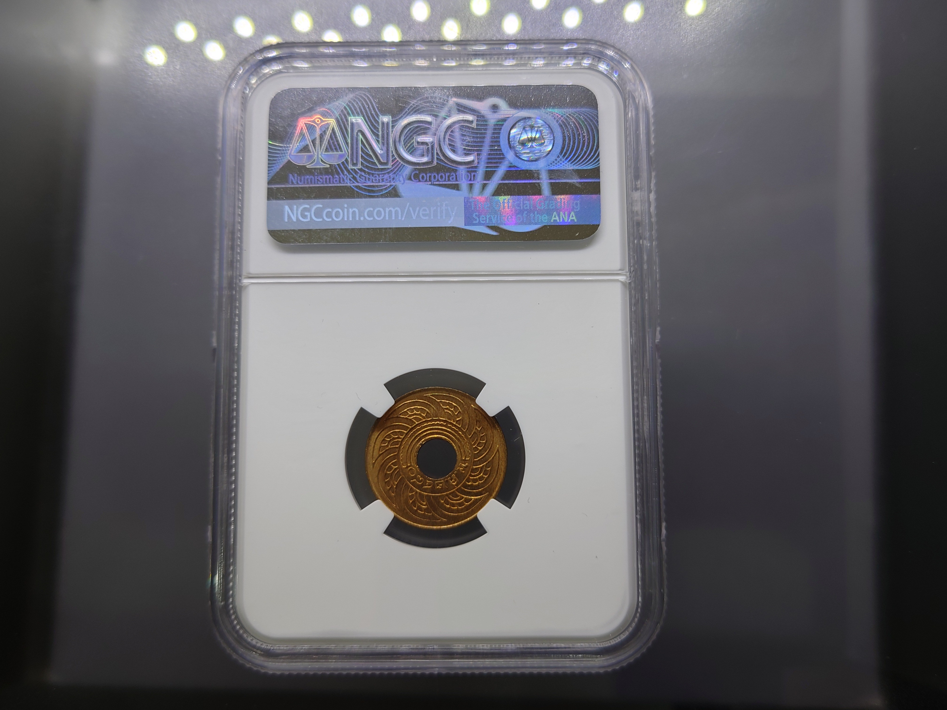 เหรียญเกรดดิ้ง เหรียญ 1/2 สตางค์ รู ทองแดง (เลขศูนย์ รี) ปี 2480 ไม่ผ่านใช้ MS 65 RB NGC