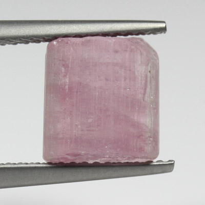 **ขายแล้ว**ผลึกทัวร์มาลีน (Tourmaline Crystal) 5.68 กะรัต สีชมพูหวาน เป็นแท่งน่ารัก