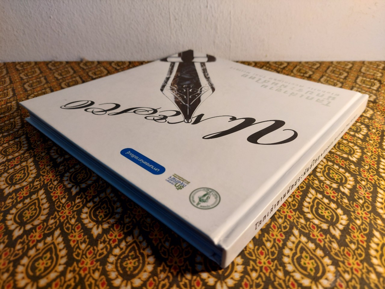 โลกเล่าขานนักประพันธ์ไทย Globally Acclaimed Thai Writers ฉบับสองภาษา ไทย-อังกฤษ