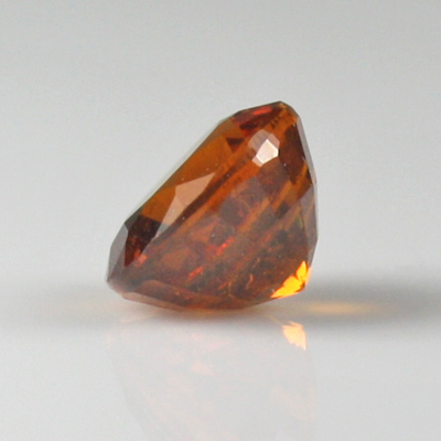 **ขายแล้ว**โกเมนสีส้มหรือสเปซซาไทท์ (Spessartite Garnet) 0.73 กะรัต สีส้ม เม็ดเล็กน่ารัก