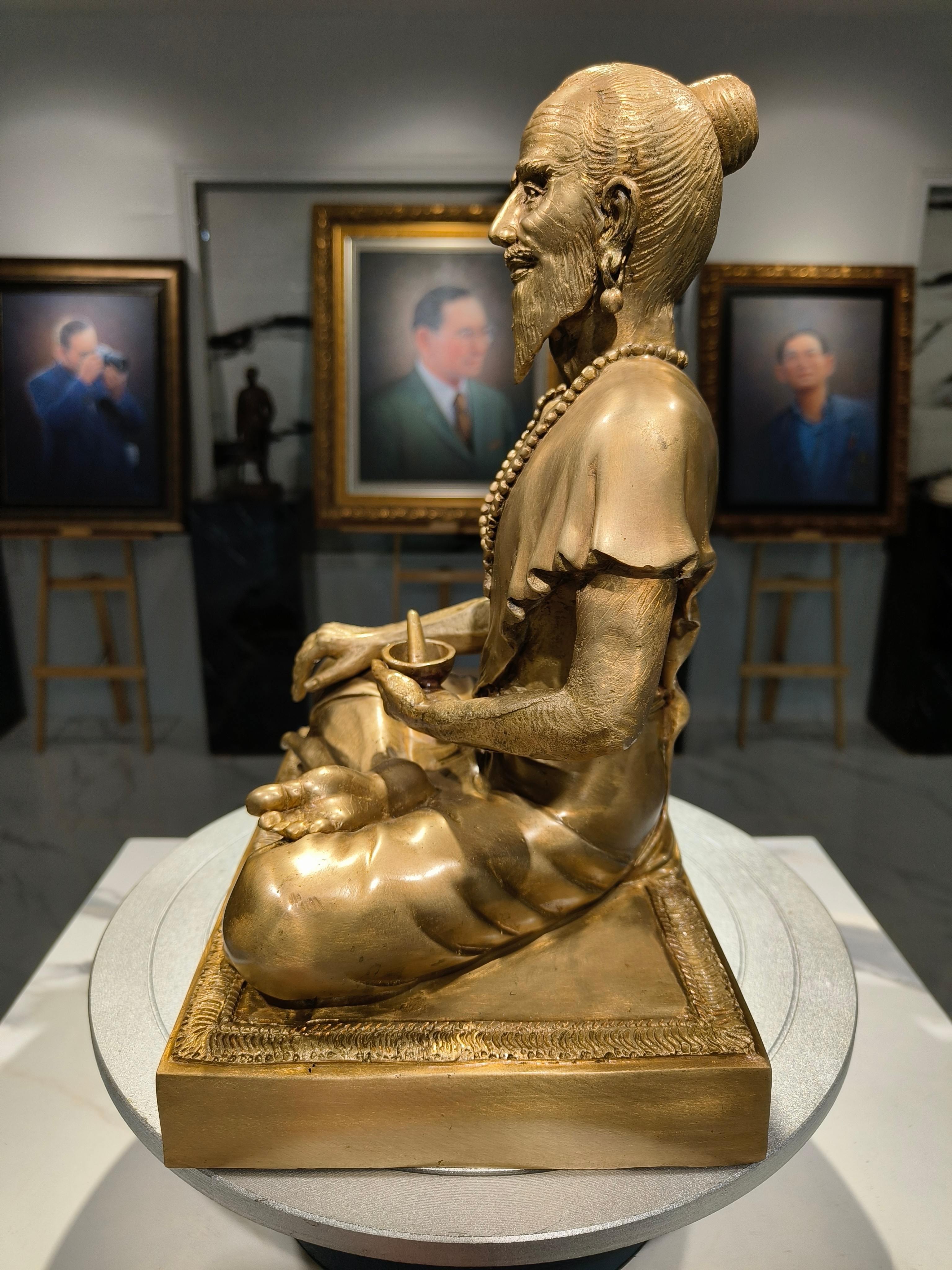 รูปหล่อ บรมครูปู่หมอชีวกโกมารภัจจ์ หน้าตัก 9 นิ้ว จัดสร้างโดย ชมรมสมุนไพรไทย พ.ศ.2539