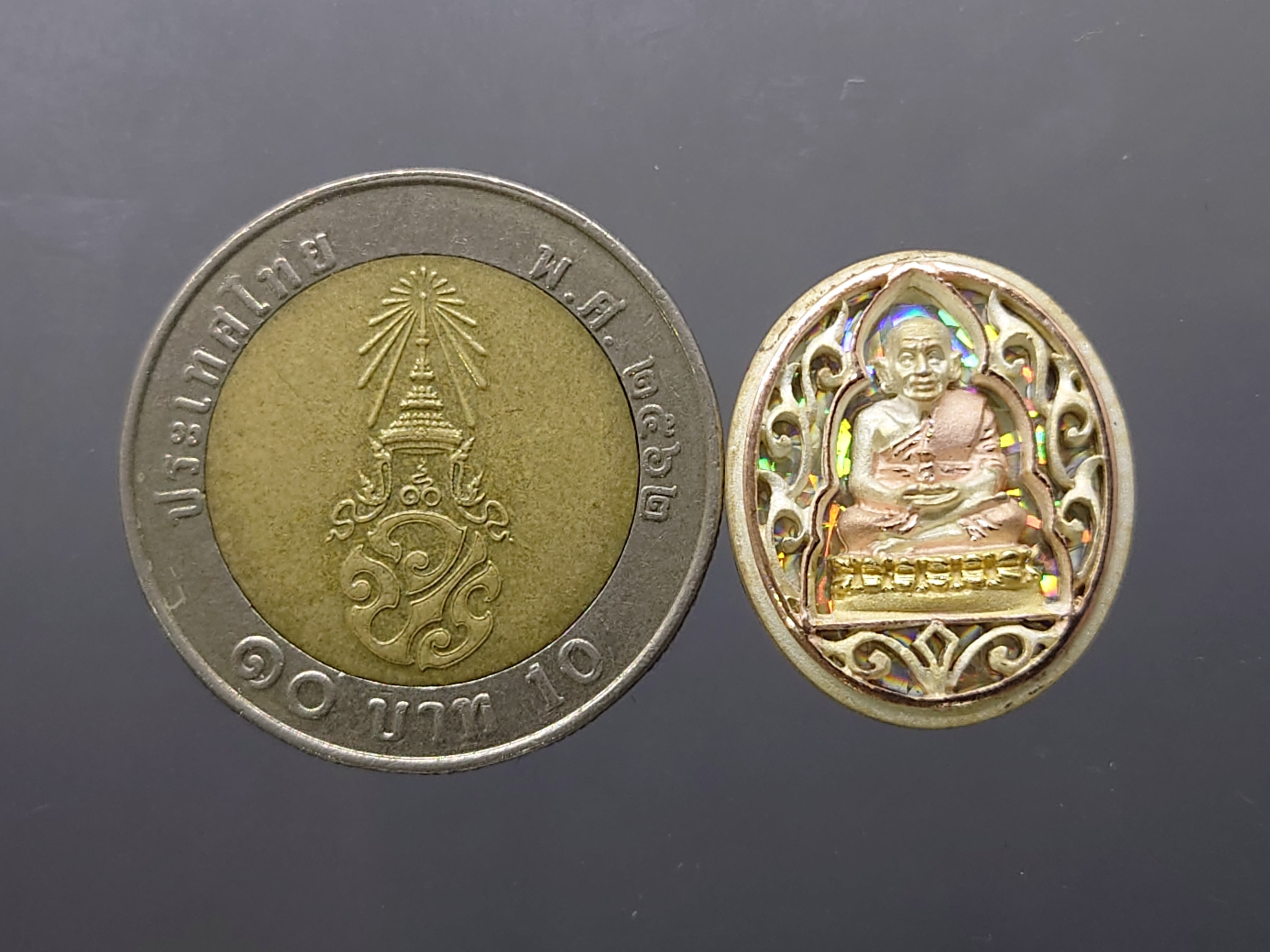 เหรียญหลวงปู่ทวด เนื้อเงินสามกษัตริย์ รุ่นมงคลบารมี พิมพ์วงรี เล็ก รูปไข่ ขนาดสูง 2 ซ.ม. วัดประสาทบุญญาวาส พ.ศ.2545 พร้อมกล่องเดิม