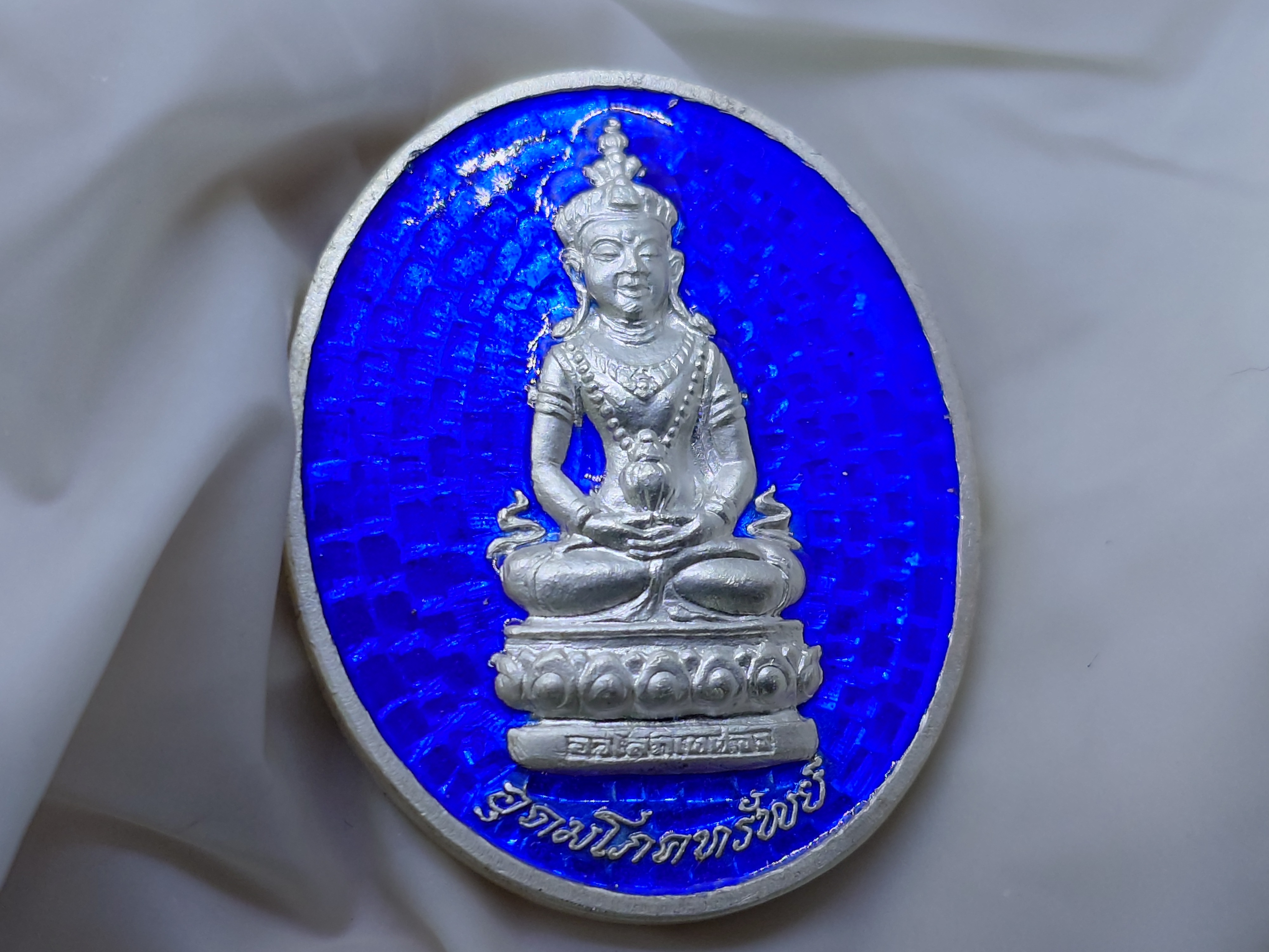 อวโลกิเตศวร อุดมโภคทรัพย์ เนื้อเงินลงยา อนุสรณ์มรณภาพ 10 ปี พระโพธิ์แจ้งมหาเถระ พุทธาภิเษก ณ อุโบสถวัดโพธิ์แมนคุณาราม ปี2539 พร้อมกล่องเดิม