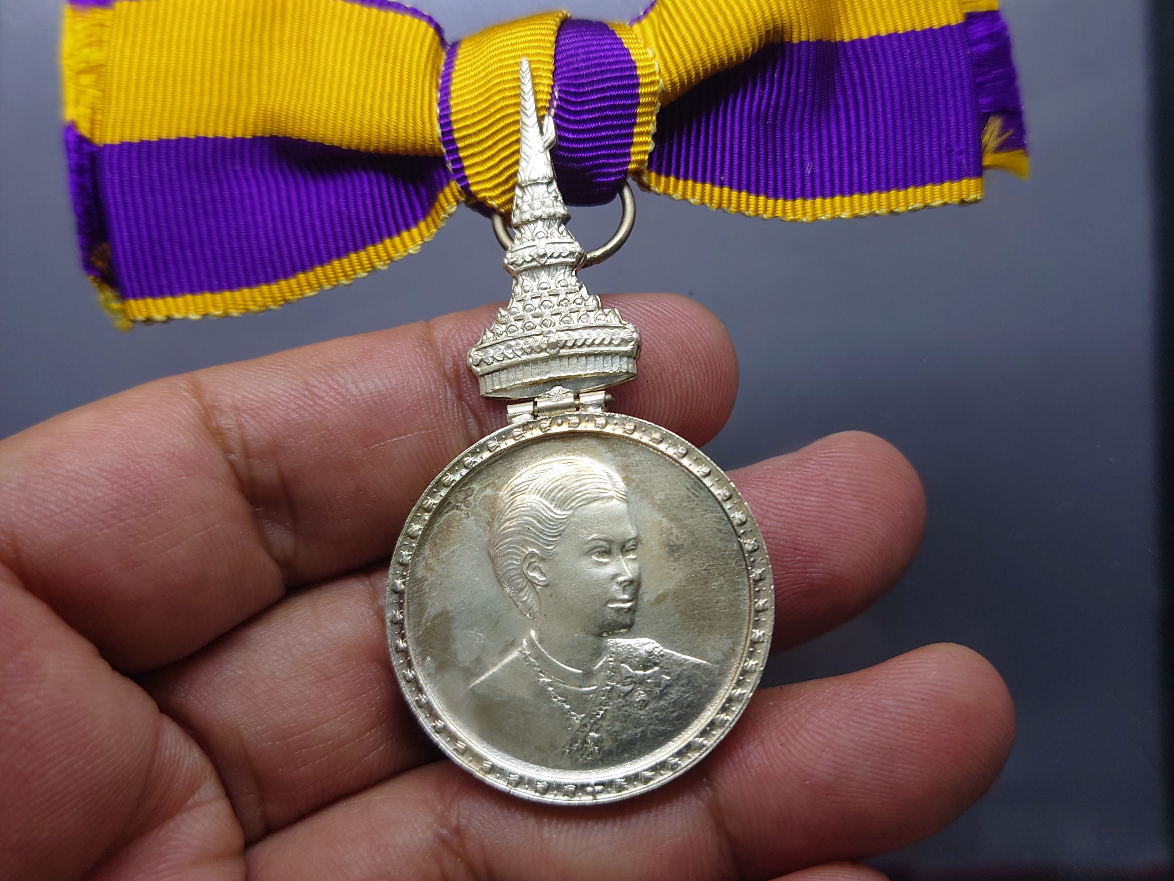 เหรียญแพรแถบ ที่ระลึกพระราชพิธี สถาปนาสมเด็จพระเทพๆ เนื้อเงิน แบบหญิง พ.ศ.2520