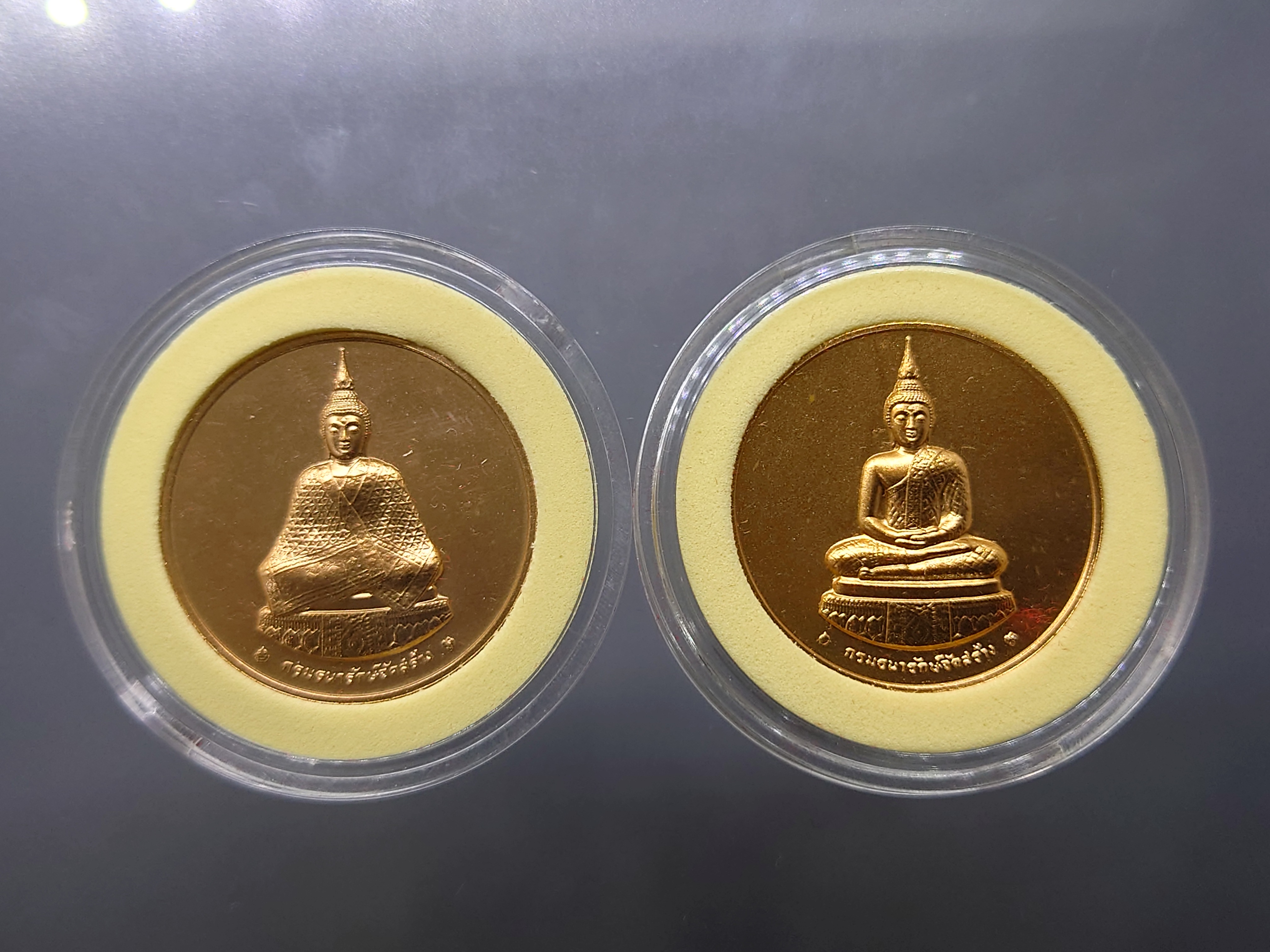 พระแก้วมรกต ทรงฤดูหนาว หลัง ภปร (ชุด 2 องค์) เนื้อทองแดง ที่ระลึก 75 พรรษา ในหลวง ธนารักษ์จัดสร้าง พ.ศ.2545 พร้อมกล่องหนัง