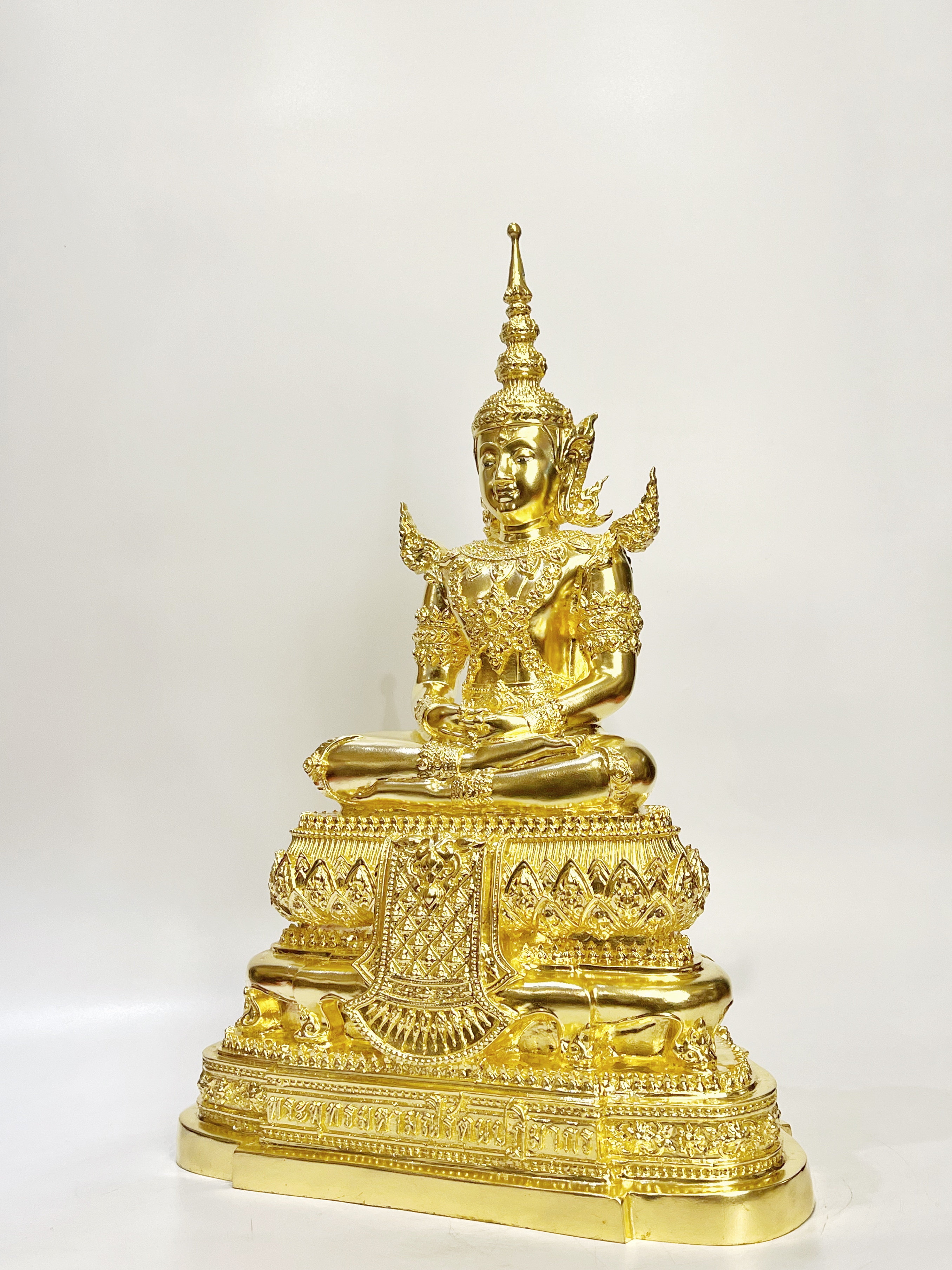 พระแก้วมรกต ทรงเครื่องฤดูร้อน หน้าตัก 9 นิ้ว พิธี วัดพระแก้ว จ.เชียงราย พ.ศ.2563