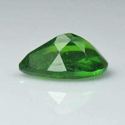 **ขายแล้ว**โครมไดออปไซด์ (Chrome Diopside) 0.45 กะรัต สีเขียว เม็ดเล็ก น่ารัก