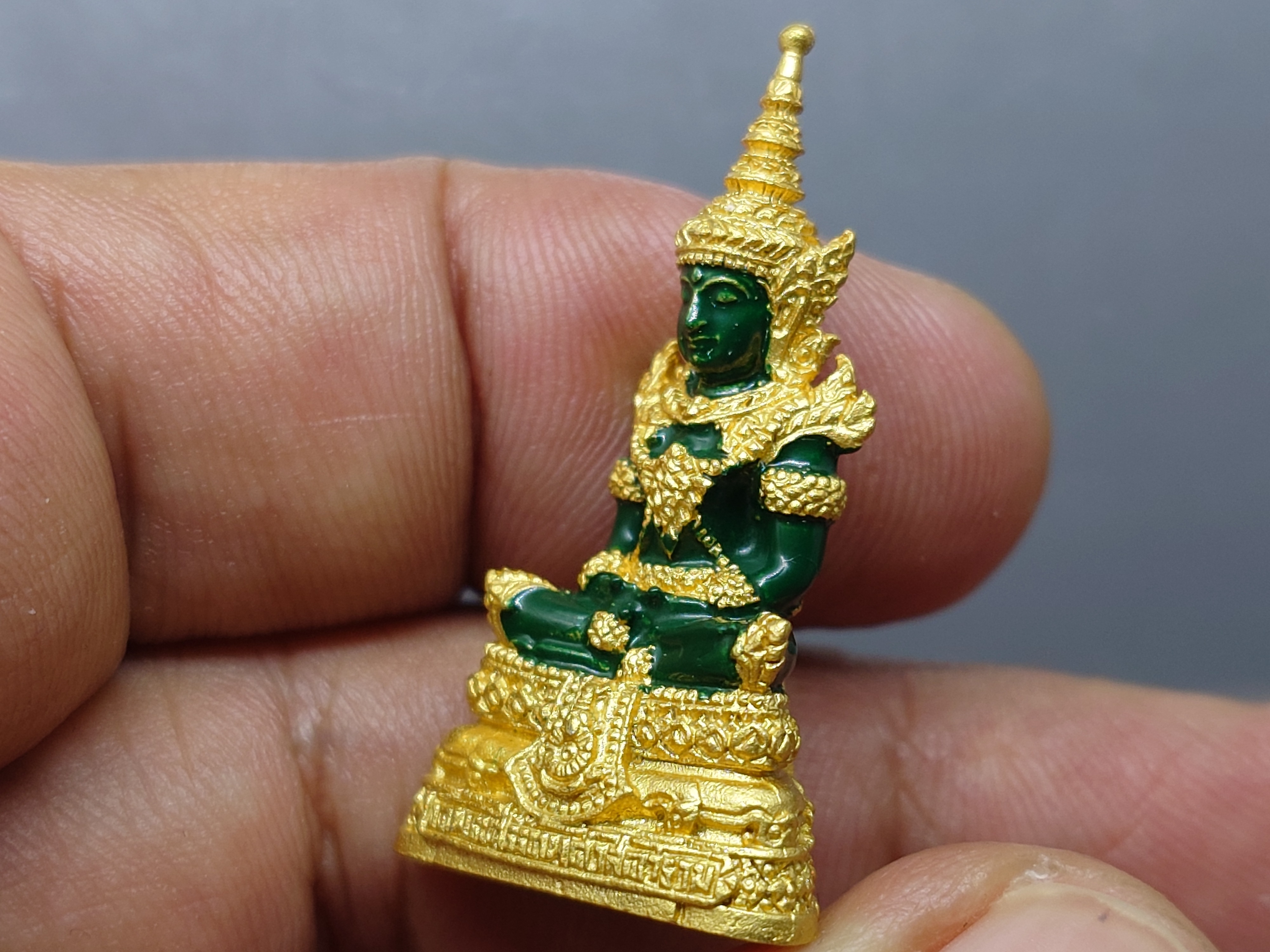 พระแก้วมรกต ทรงฤดูร้อน (ขนาดสูง 3.5 เซน) เนื้อโลหะเคลือบสีเขียว เครื่องทรงชุบทอง สำนักพระราชวัง สร้าง พุทธาภิเษก ณ วัดพระศรีรัตนศาสดาราม พ.ศ.2547 ตลับเดิม รับประกันแท้