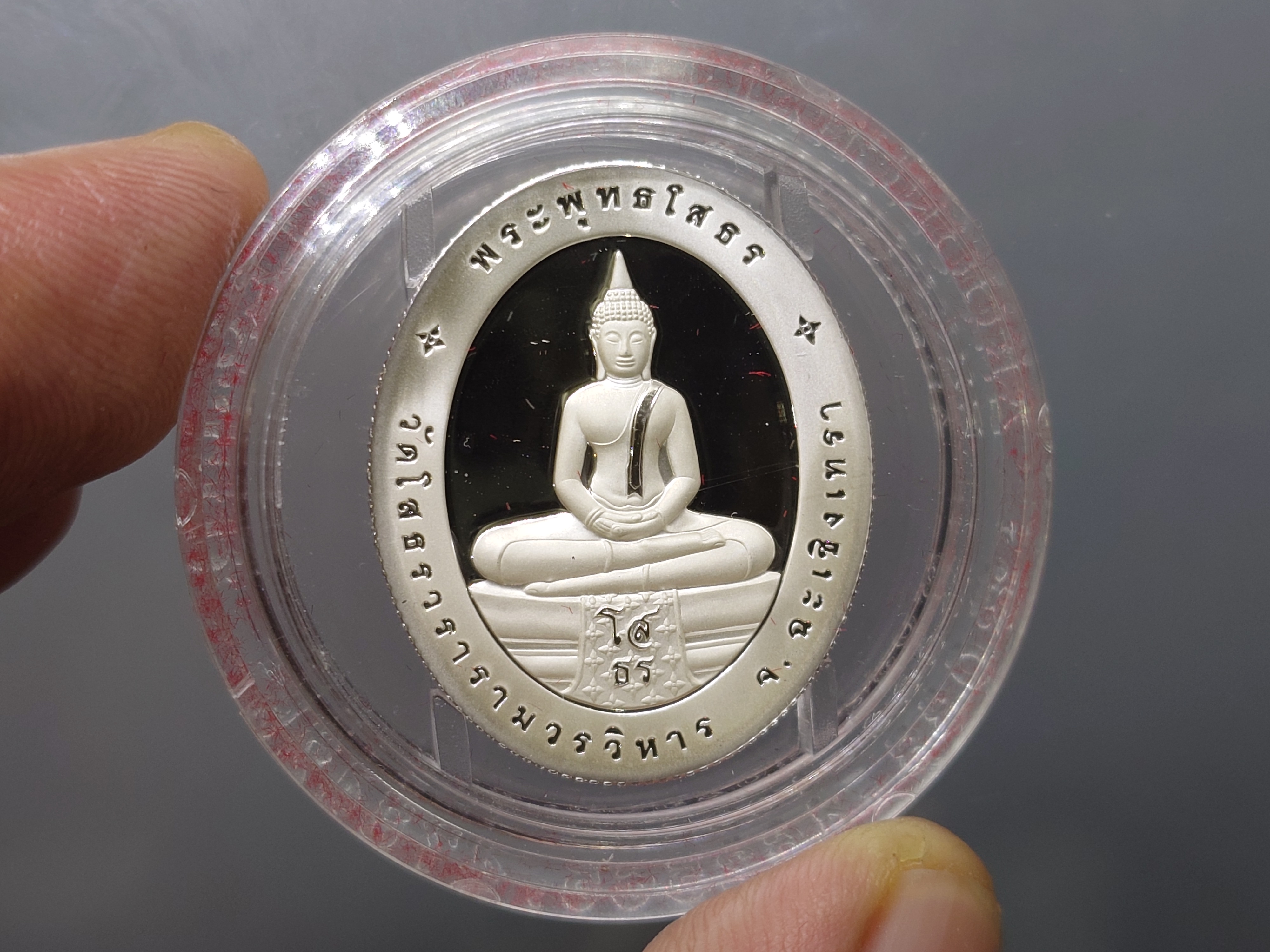 พระพุทธโสธร หลังตราสัญลักษณ์พระราชพิธี 6 รอบ รัชกาลที่9 เนื้อเงินขัดเงาพ่นทราย วัดโสธรวรารามวรวิหาร พ.ศ.2542 พร้อมกล่องเดิม