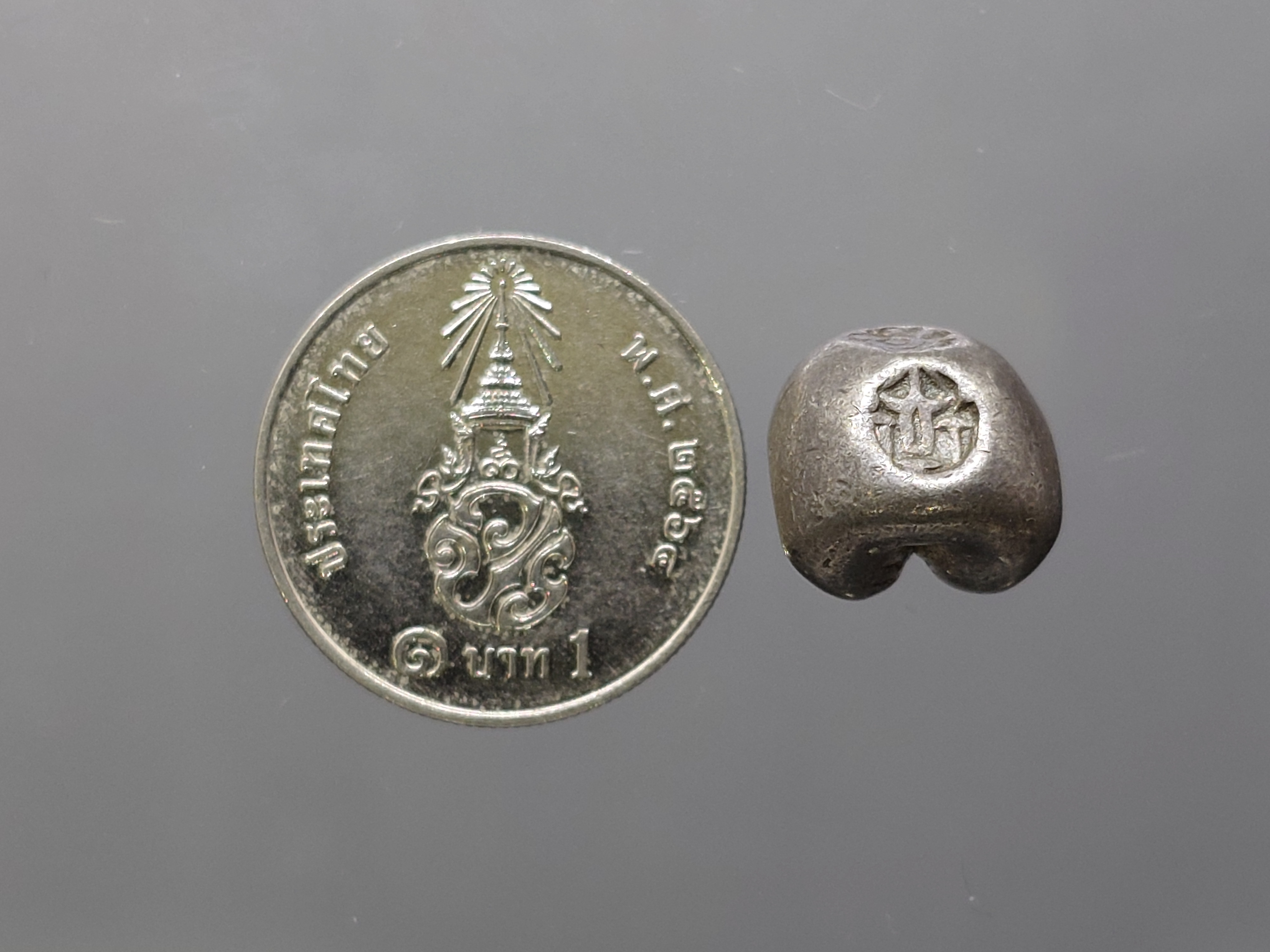 พดด้วง ขนาด 2 สลึง ตราพระแสงจักร - ปราสาท สมัยรัชกาลที่3 ปี2367 ขนาดหายาก สภาพสวย