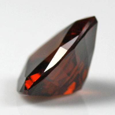 **ขายแล้ว**โกเมนสีม่วงเเดงหรือโรโดไลท์ (Rhodolite Garnet) 2.36 กะรัต เเดงอมม่วงเข้ม รูปร่างดี ไฟดี