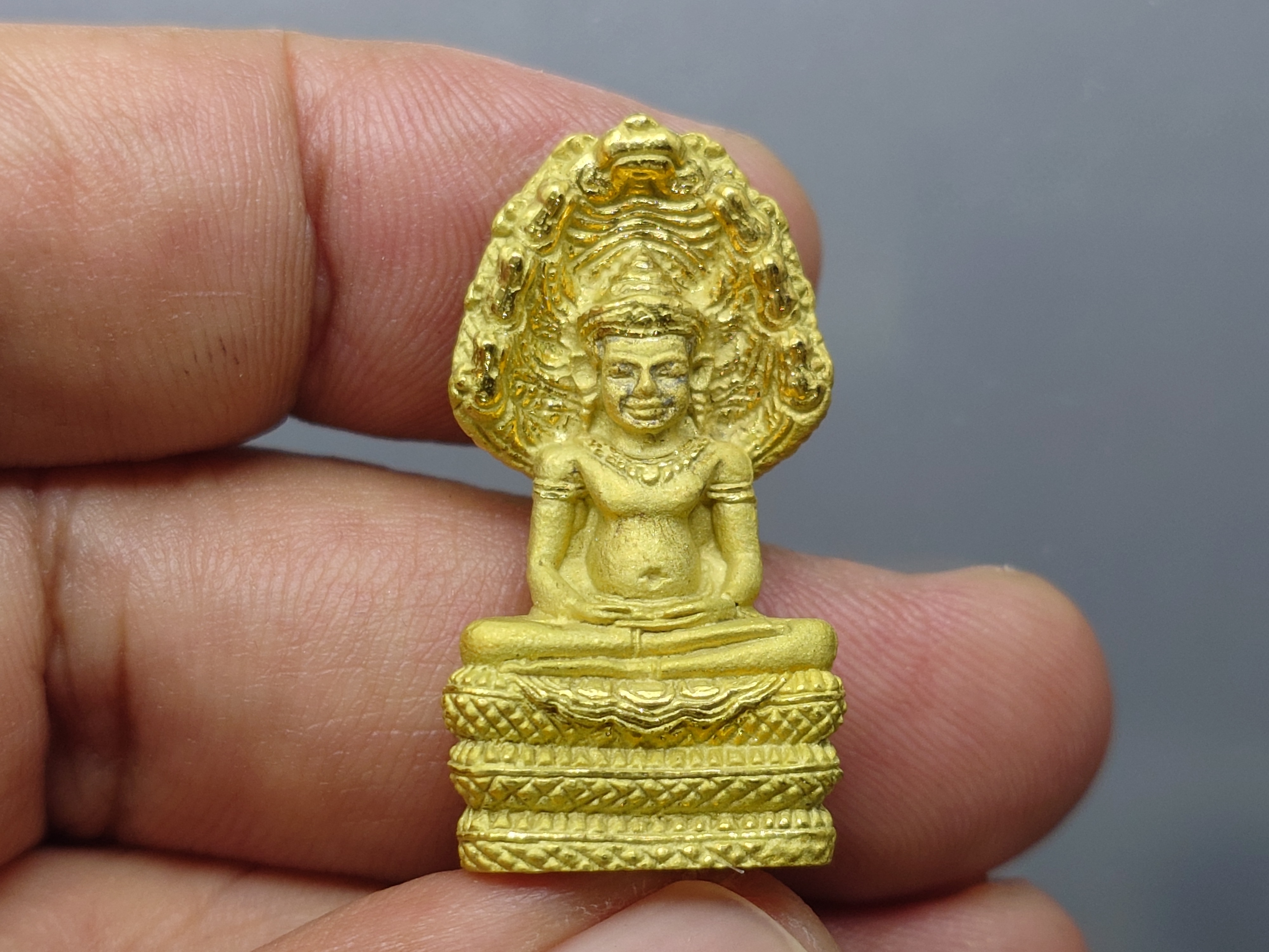 พระนาคปรก หลวงพ่อศิลา รุ่นมรดกโลก เนื้อเงินกาหลั่ยทอง พิมพ์ใหญ่ พุทธาภิเษก วัดบวรนิเวศวิหาร โดย สมเด็จพระสังฆราช ญสส เป็นประธานในพิธี ออกวัดทุ่งเสลี่ยม สุโขทัย ปี2540 กล่องเดิม