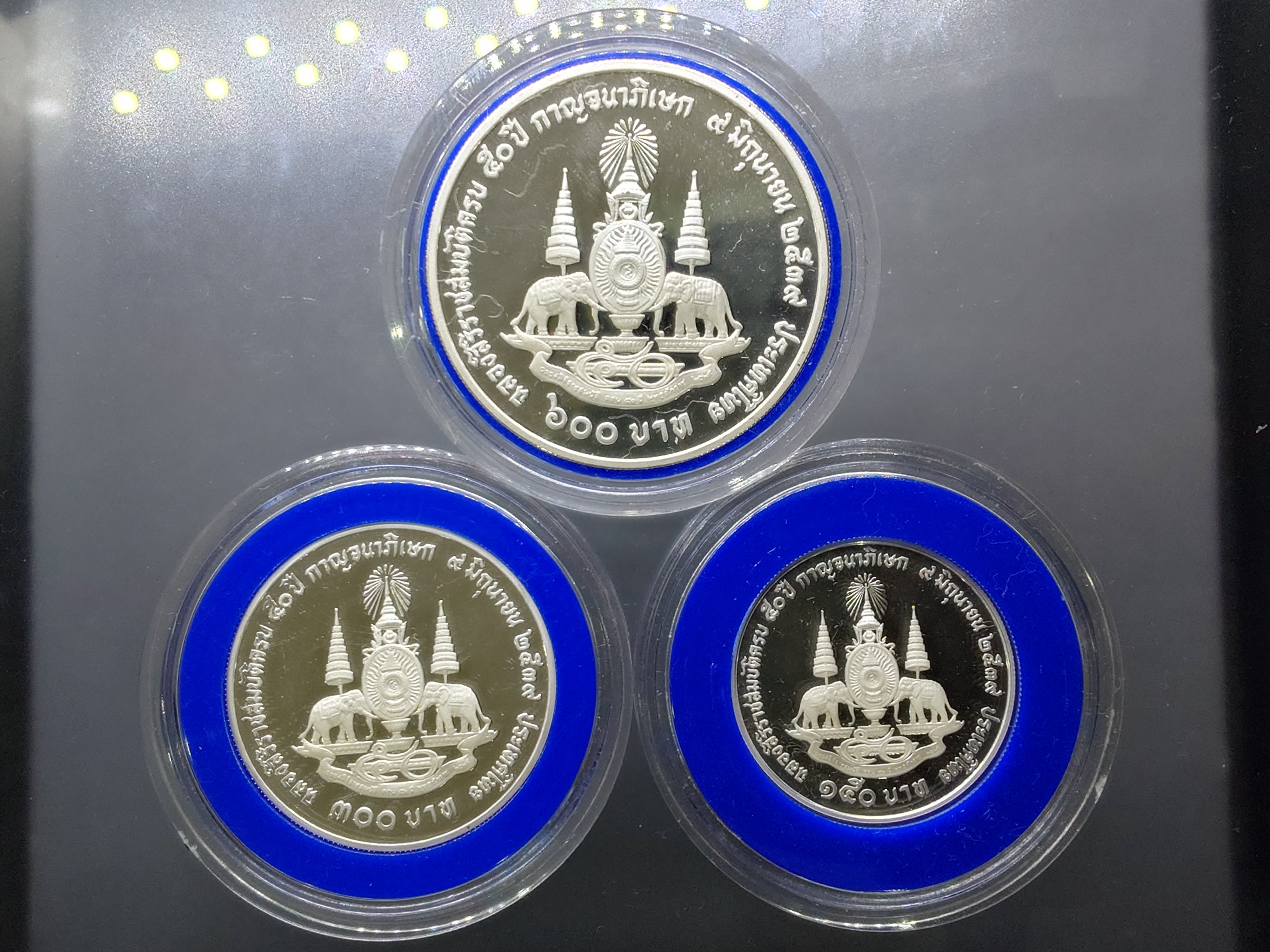 เหรียญเงินขัดเงา ที่ระลึกพระราชพิธีกาญจนาภิเษก รัชการที่9 (ครบชุด 3 ราคาหน้าเหรียญ 150-300-600 บาท) พ.ศ.2539 พร้อมกล่องหนัง