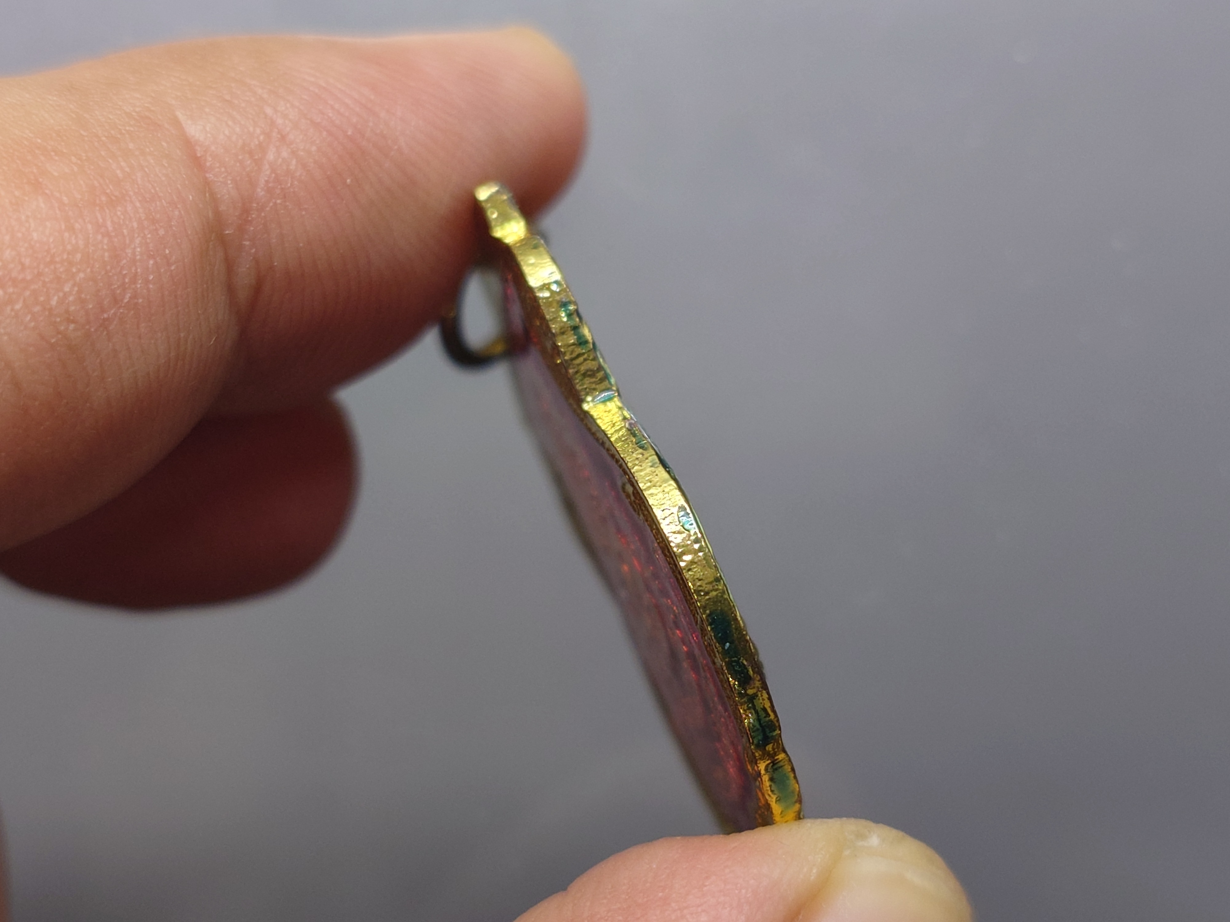 เหรียญในหลวง-พระราชินี เสด็จในงานทรงตัดลูกนิมิต (หลวงปู่โต๊ะ ร่ามปลุกเสก) เนื้อกาหลั่ยทองลงยา วัดศรีจันทร์ประดิษฐ์ ปี2522 พร้อมกล่องพระราชทาน ปี2561