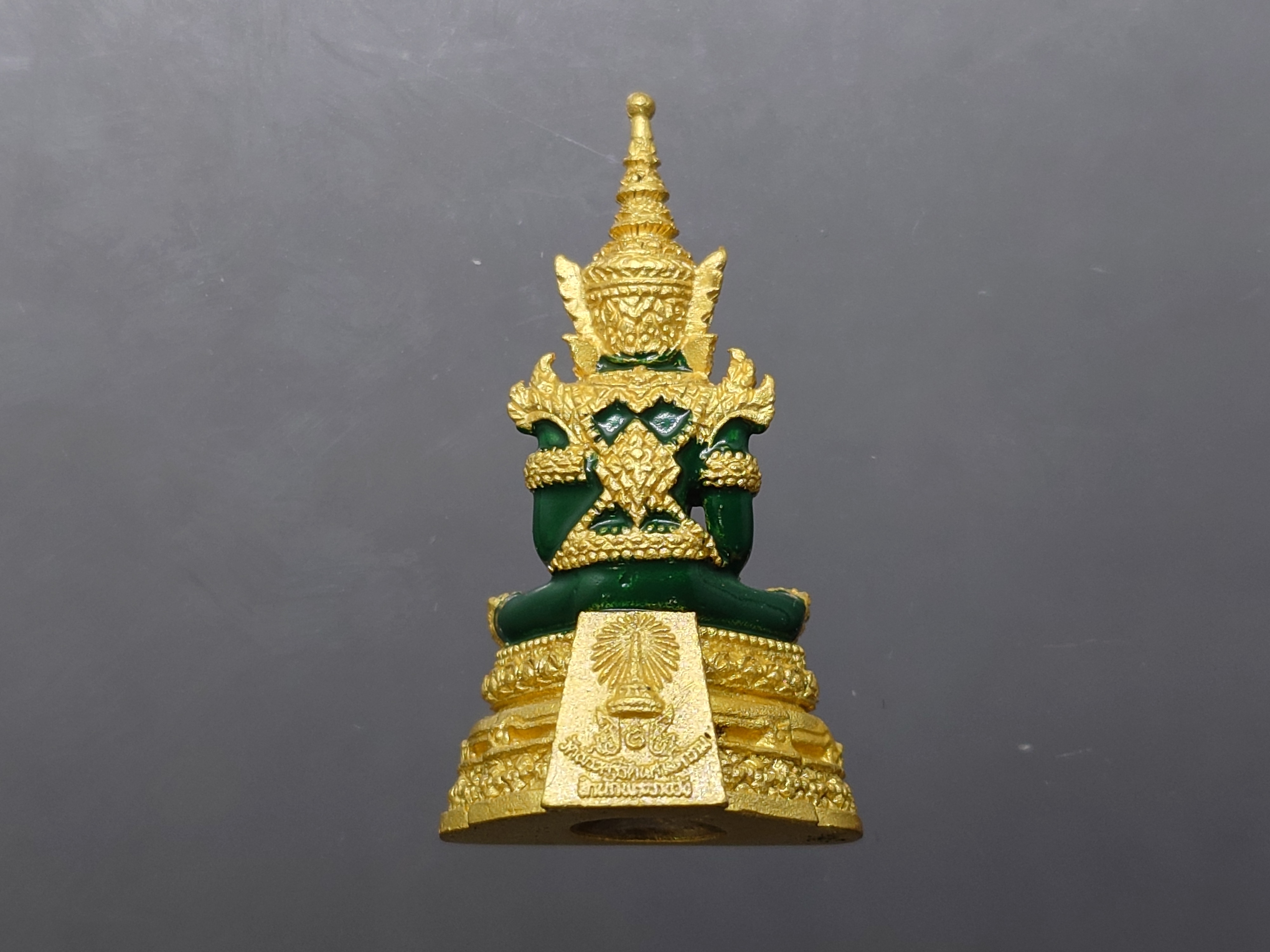 พระแก้วมรกต ทรงฤดูร้อน (ขนาดสูง 3.5 เซน) เนื้อโลหะเคลือบสีเขียว เครื่องทรงชุบทอง สำนักพระราชวัง สร้าง พุทธาภิเษก ณ วัดพระศรีรัตนศาสดาราม พ.ศ.2547 ตลับเดิม รับประกันแท้