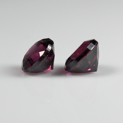 โกเมนสีม่วงเเดงหรือโรโดไลท์ (Rhodolite Garnet) น้ำหนักรวม 1.59 กะรัต ม่วงเเดงเข้ม เป็นคู่