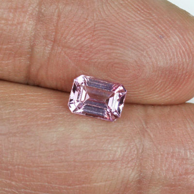 **ขายแล้ว**สปิเนลสีชมพู (Spinel) 1.16 กะรัต รูปเหลี่ยมมรกต รูปร่างดี สีหวาน