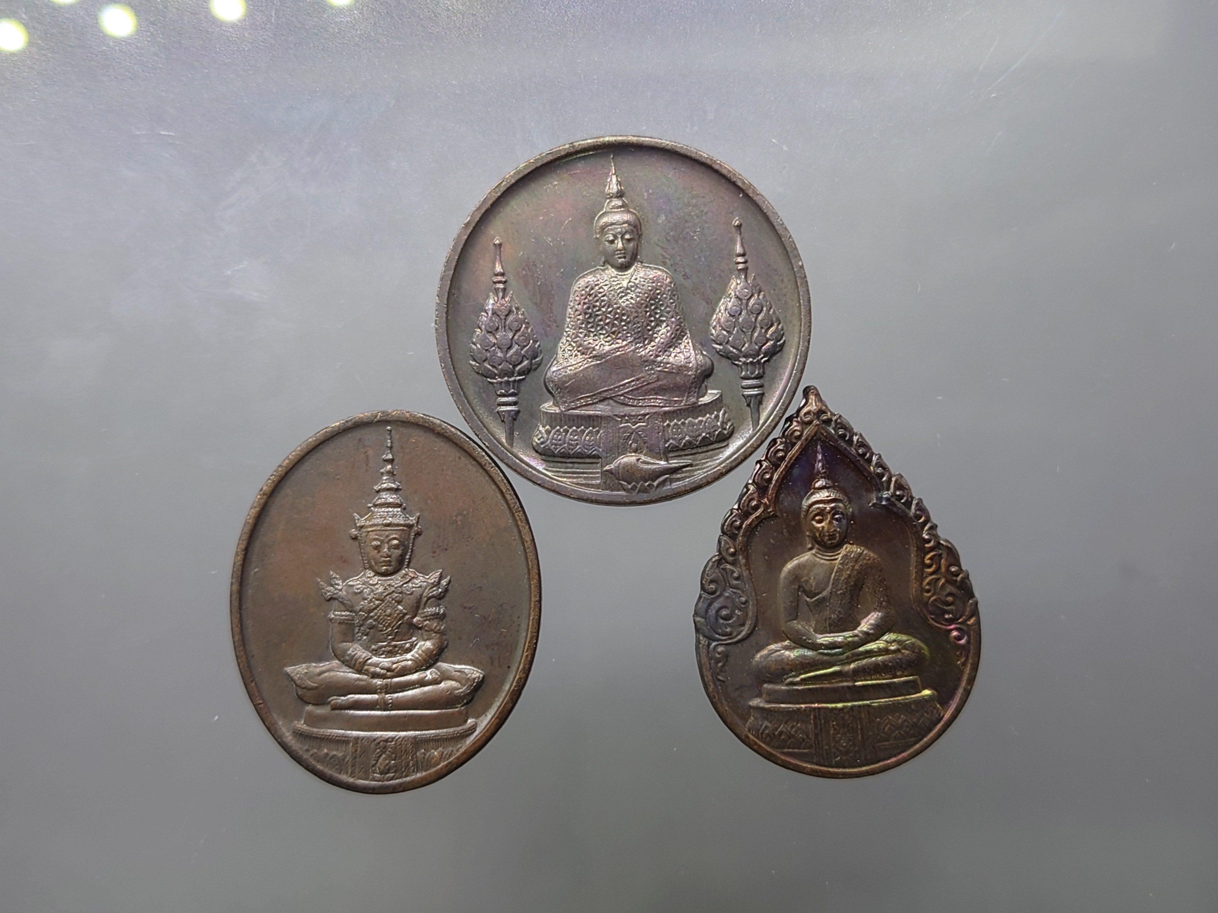 พระแก้วมรกต ภปร (ชุด 3 ฤดู) ฉลองวัดพระศรืๆ (ด้านหลังมีราชศรัทธา) เนื้อทองแดง ปี2525