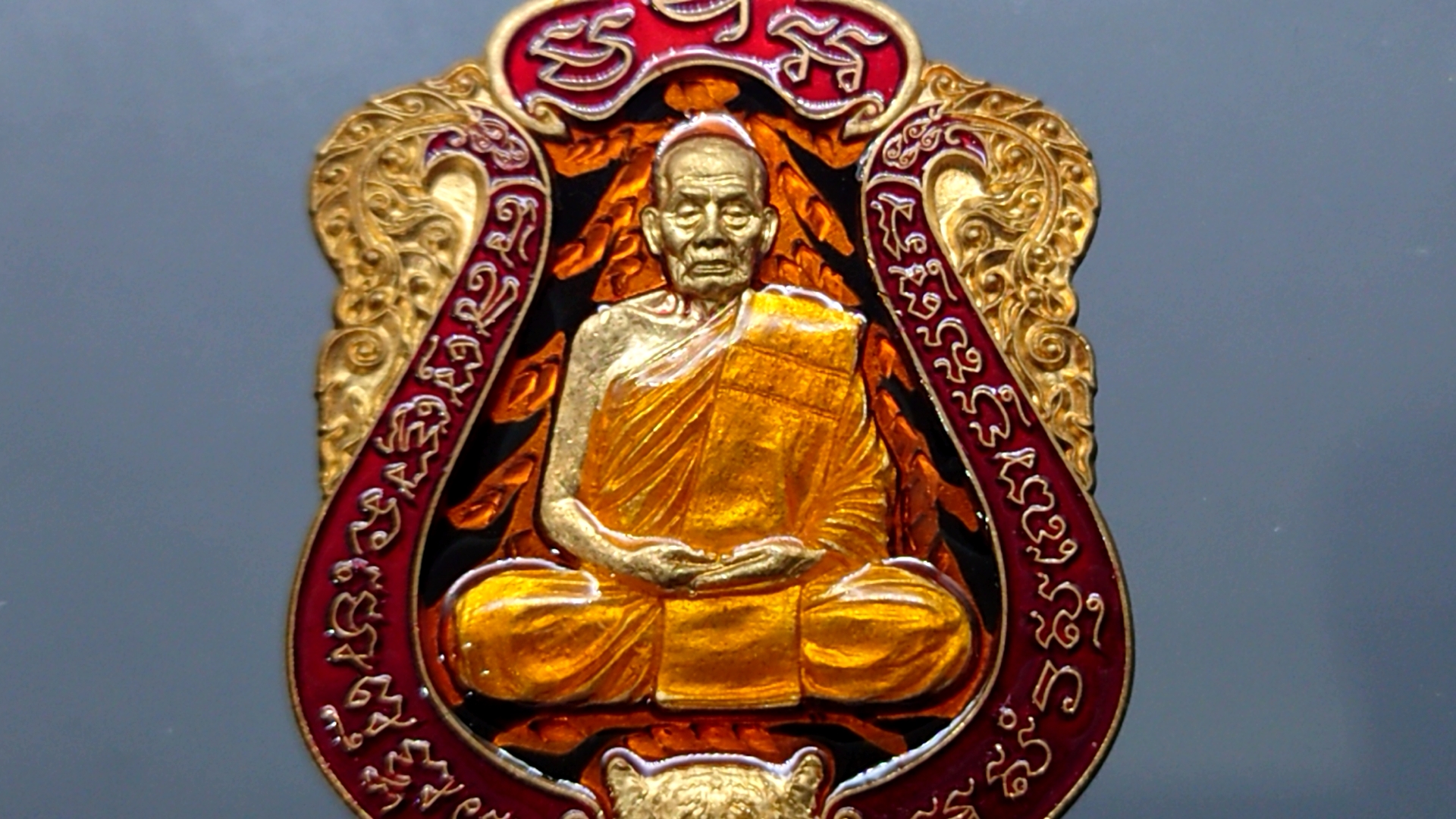 เสือคาบดาบรุ่น 4 เนื้อสัตตะ ลงยาลายเสือ ลงยาขอบแดง บนแดง (พิมพ์เสือ1) หลวงพ่อพัฒน์ วัดห้วยด้วน โคท 160