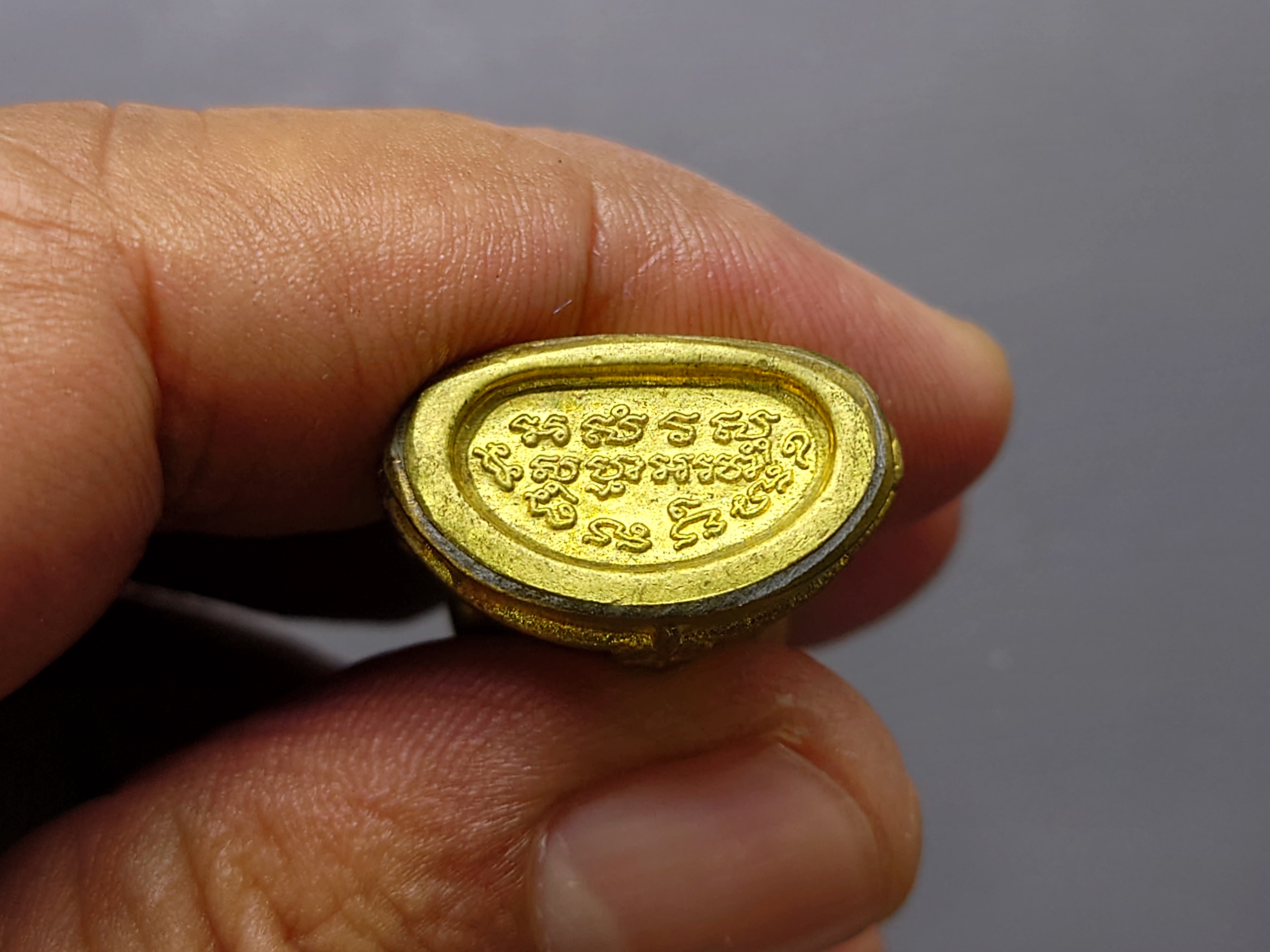 พระกริ่งจักรตรี สก.6 รอบ "พระกริ่ง ๗๒ พรรษาประชาภักดี" เนื้อทองเหลือง ปลุกเสก 16 พิธี พิมพ์ใหญ่ สภาผู้แทนราษฎรจัดสร้าง พ.ศ.2547 พร้อมตลับเดิม