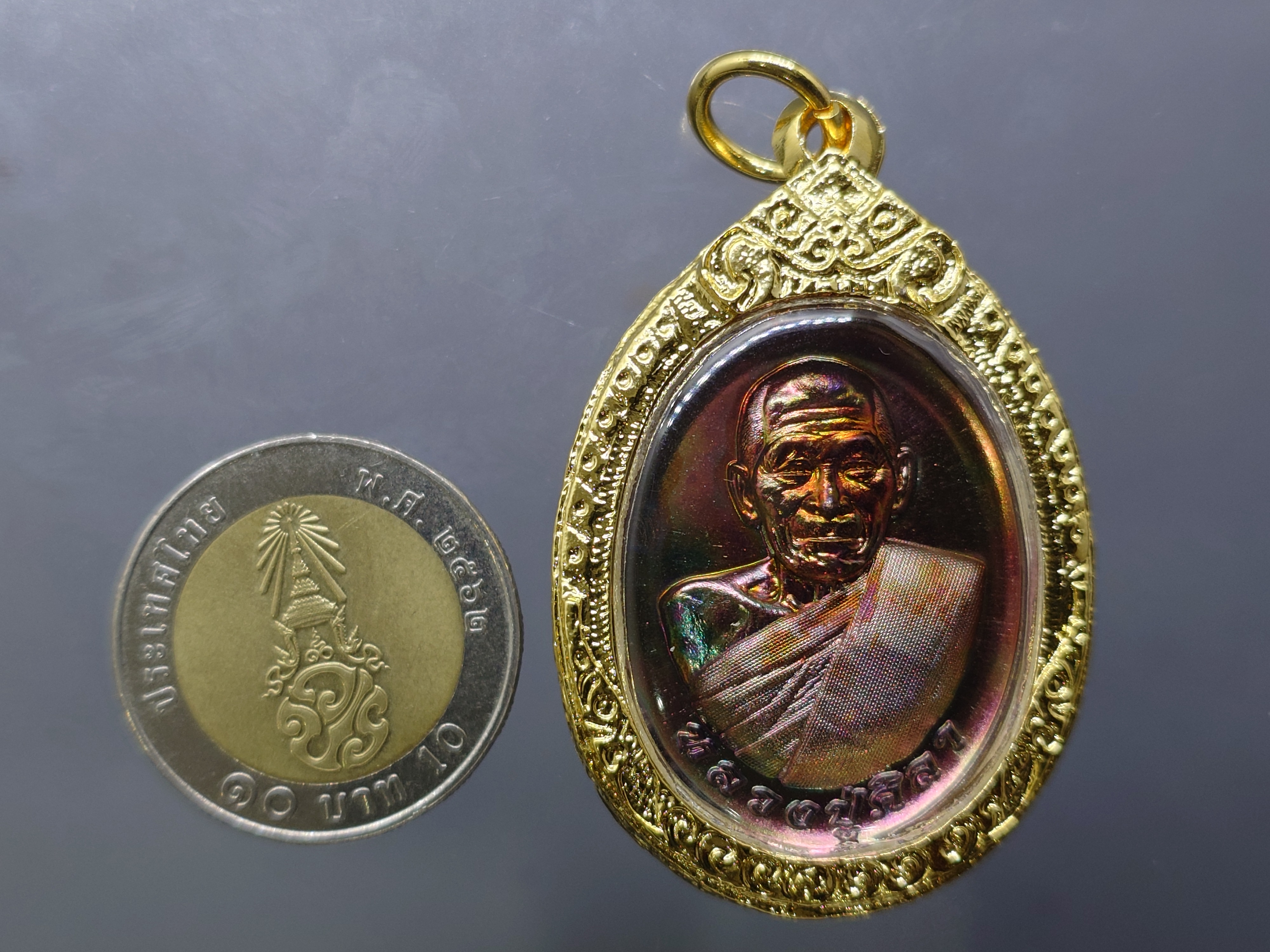 หลวงปู่ศิลา สิริจันโท เนื้อทองแดงผิวรุ้ง พร้อมกรอบชุบทอง 24 K รุ่นรวยรวยล้าน เทวดารักษา วัดสวนธรรมปิติ จ.กาฬสินธู์ ปี2567 พร้อมกล่องเดิม