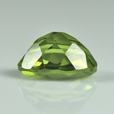 เพอริโด (Peridot) 1.59 กะรัต สีเขียวอมเหลือง รูปร่างดี