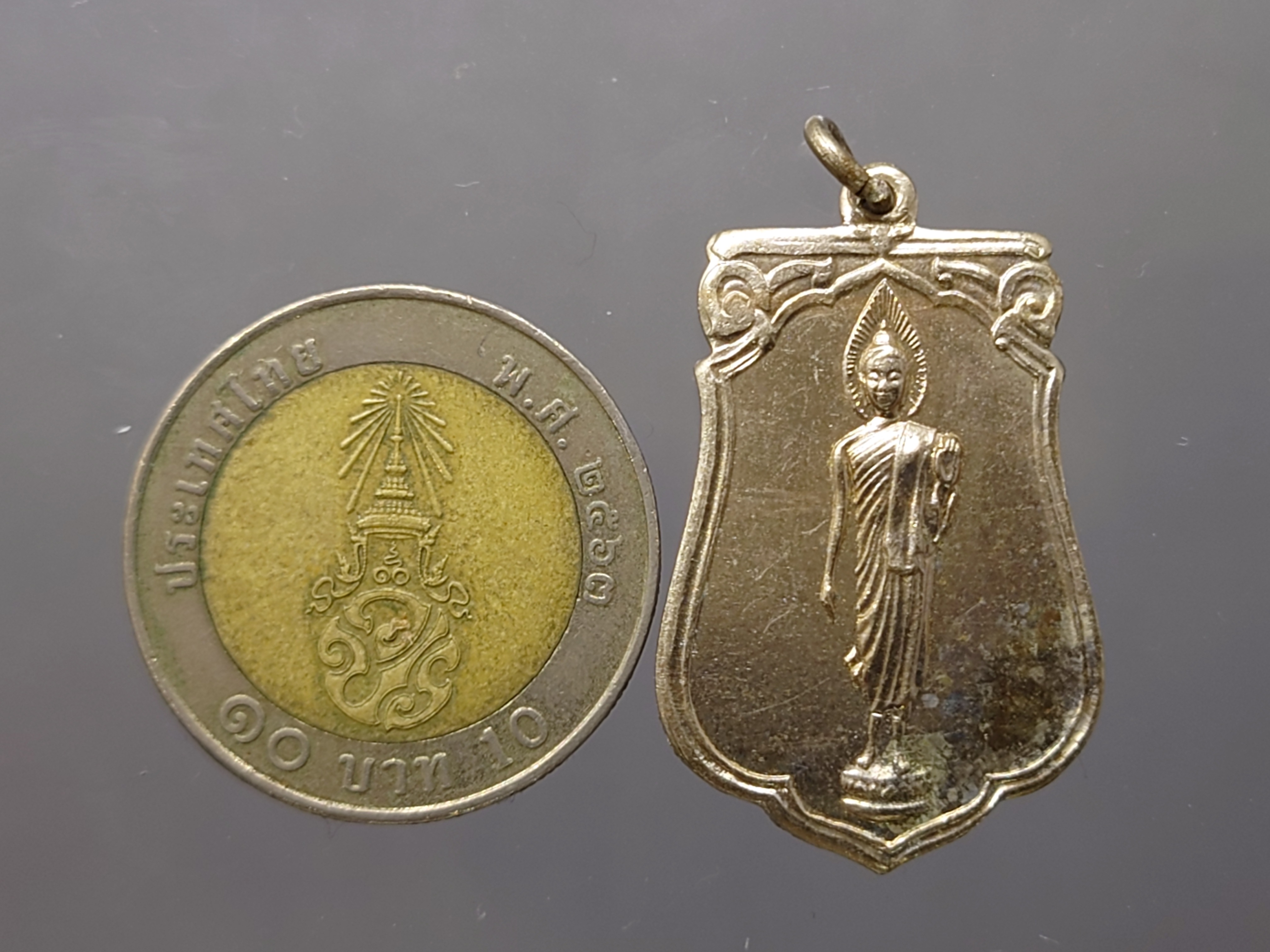 พระฉลอง 25 พุทธศตวรรษ ทรงเสมา เนื้ออัลปาก้า ปี 2500 มีคราบเก่าเก็บ พร้อมตลับ