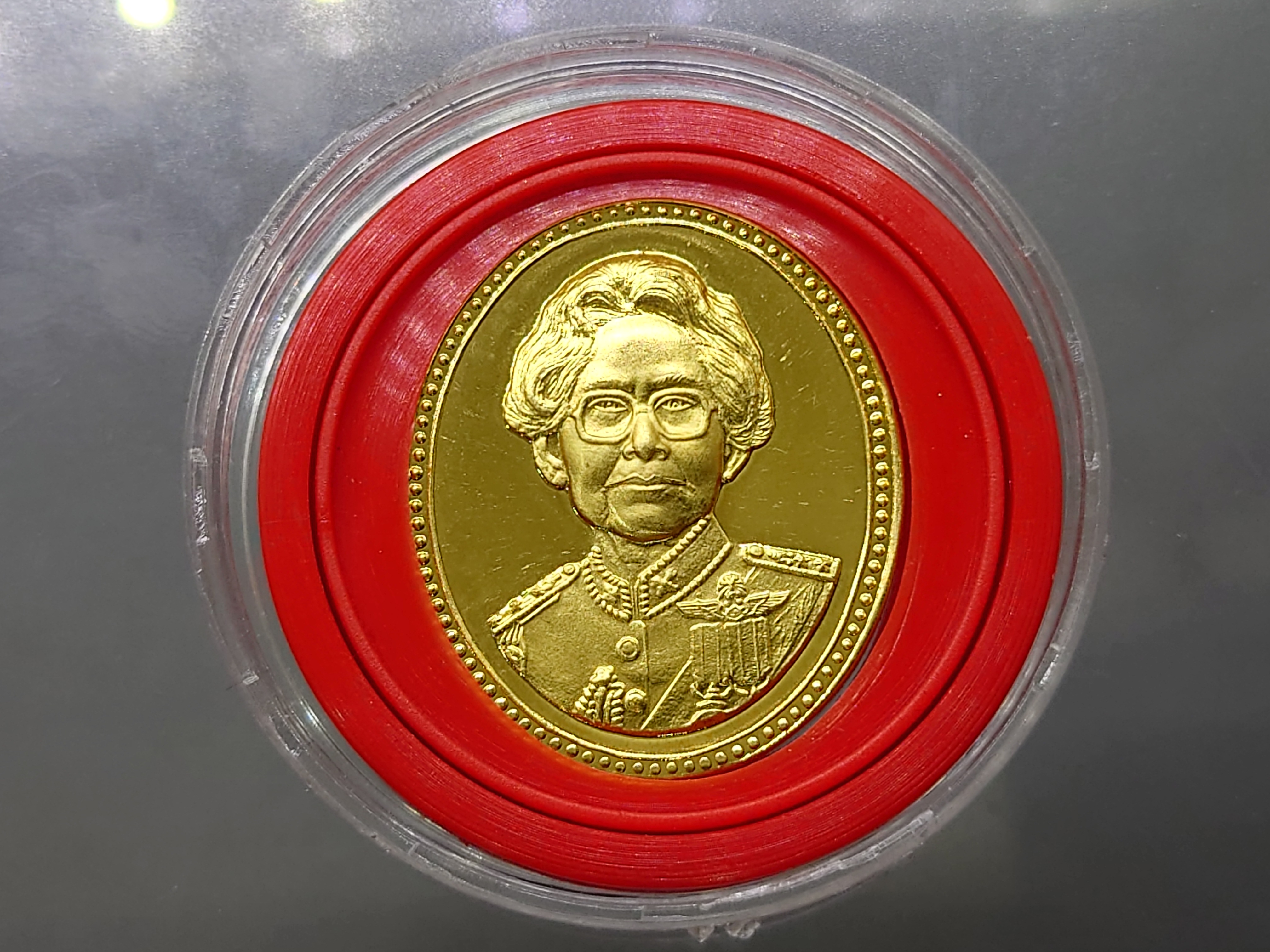 เหรียญทองคำขัดเงา(ทอง 99 % หนัก 1 บาท)ที่ระลึกสมเด็จย่า 5 แผ่นดิน พร้อมกล่องเดิม หายาก พ.ศ.2539