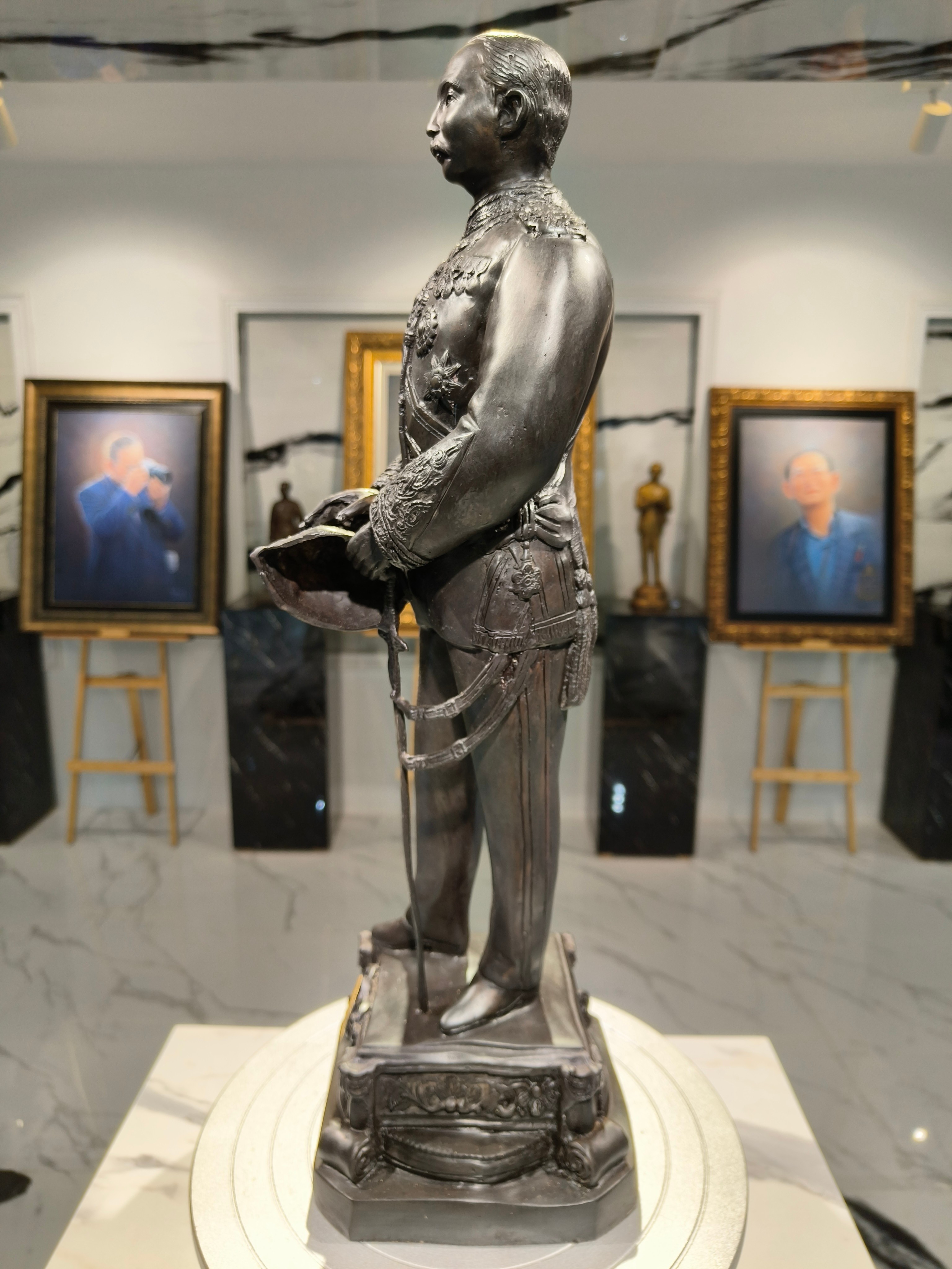 รูปหล่อ รัชกาลที่ 5 หน้าตัก 9 นิ้ว (จมร) จัดสร้างโดยมหาจุฬาลงกรณ์ราชวิทยาลัย(จมร) เนื่องในโอกาสพระบรมราชสมภพครบ 150 ปี พิธีใหญ่ ณ วัดพระแก้ว กรุงเทพมหานคร พ.ศ. 2546