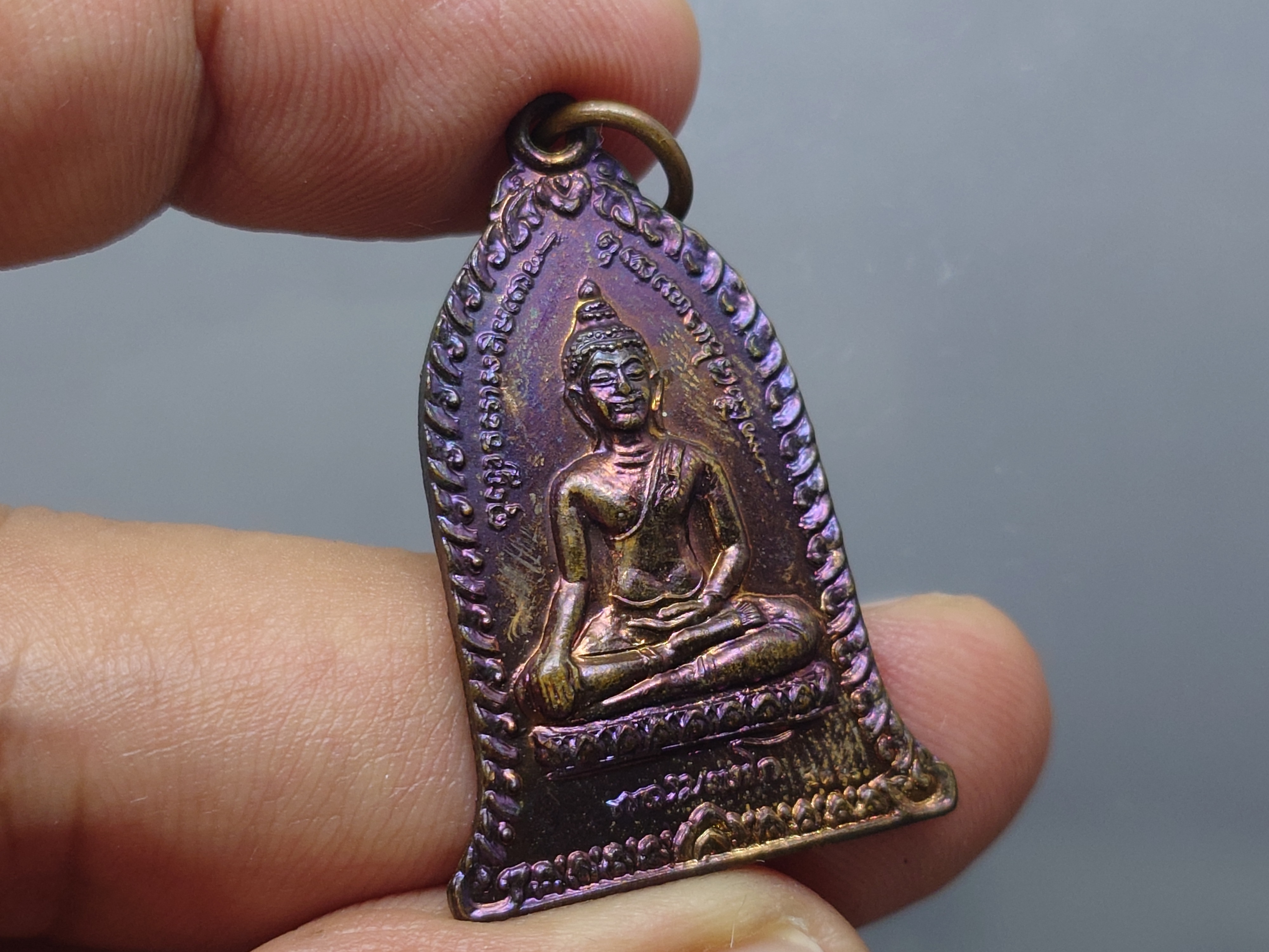 เหรียญระฆัง พระประจำวันเกิด "พฤหัสบดี" วันเพ็ญเดือนสิบสอง หลวงพ่อเกษม เขมโก ทองแดงผิวรุ้ง สำนักสุสานไตรลักษณ์ จ.ลำปาง พ.ศ.2536 พร้อมซองเดิม