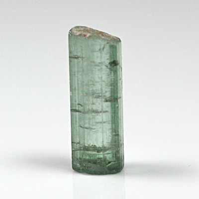 **ขายแล้ว**ผลึกทัวร์มาลีน (Tourmaline Crystal) 4.68 กะรัต สีเขียวอมฟ้านิดๆ เป็นแท่งรูปร่างดี