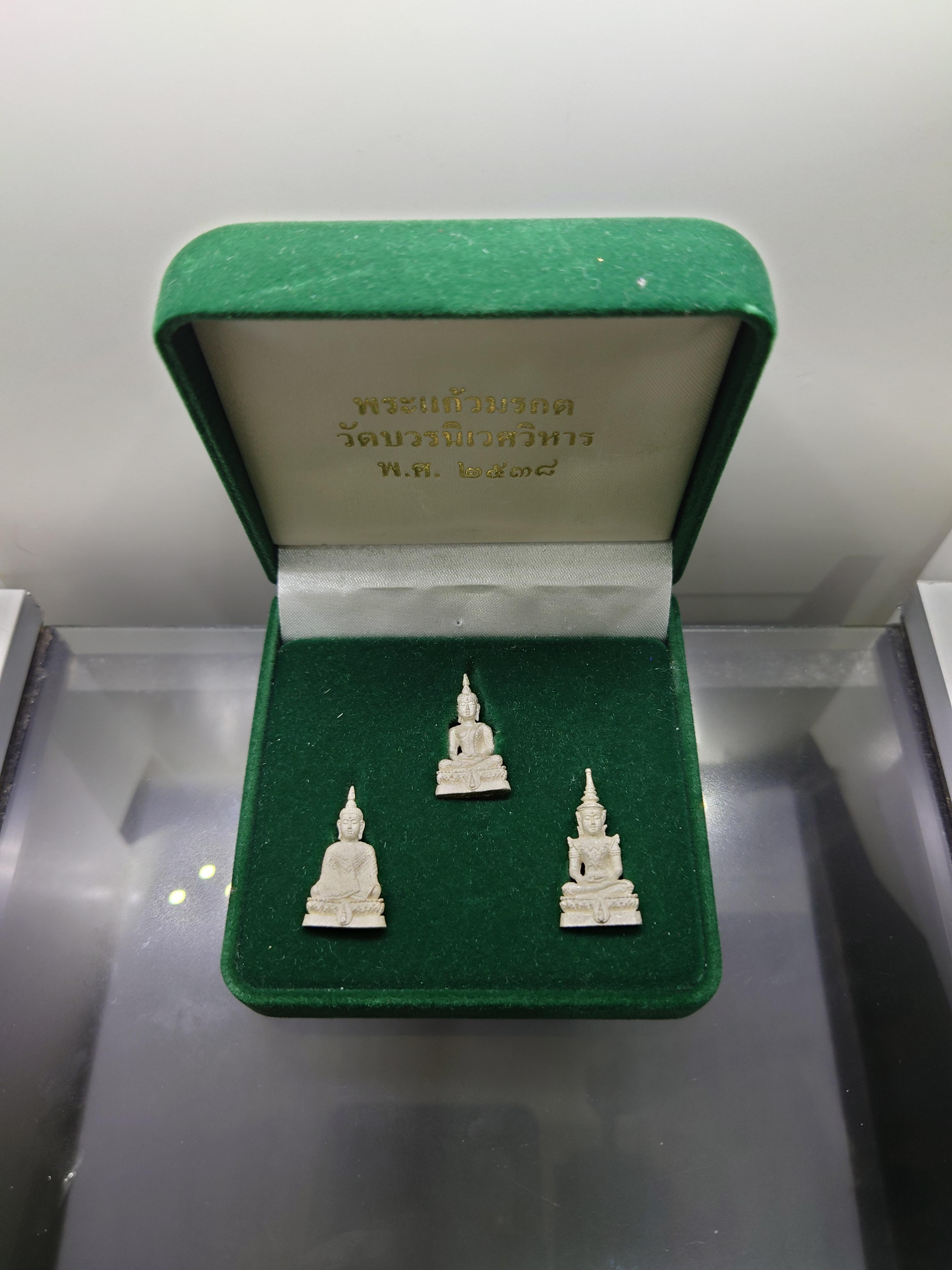 พระแก้วมรกต ชุด 3 ฤดู สธ.เนื้อเงิน มูลนิธิสิรินธรราชวิทยาลัย สร้าง วัดบวรนิเวศวิหาร ปี2538 พร้อมกล่องเดิม