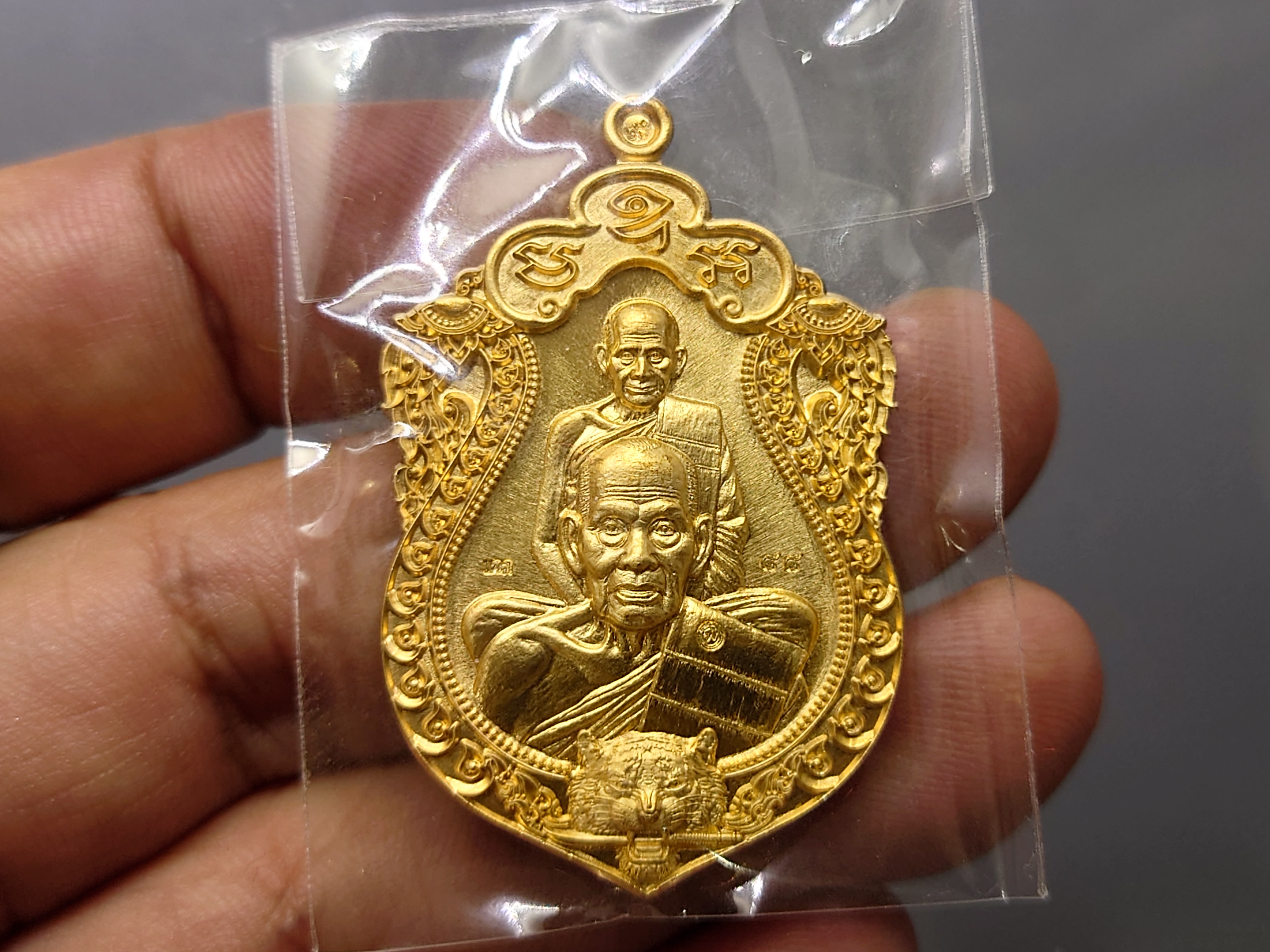 เหรียญเสมาเสือคาบดาบ 3 (เหรียญแจกในพิธี)เนื้อสัตตะ หลังบูชาครู หลวงพ่อพัฒน์ วัดห้วยด้วน โคทสวย เลขรวย 88 ปี2564