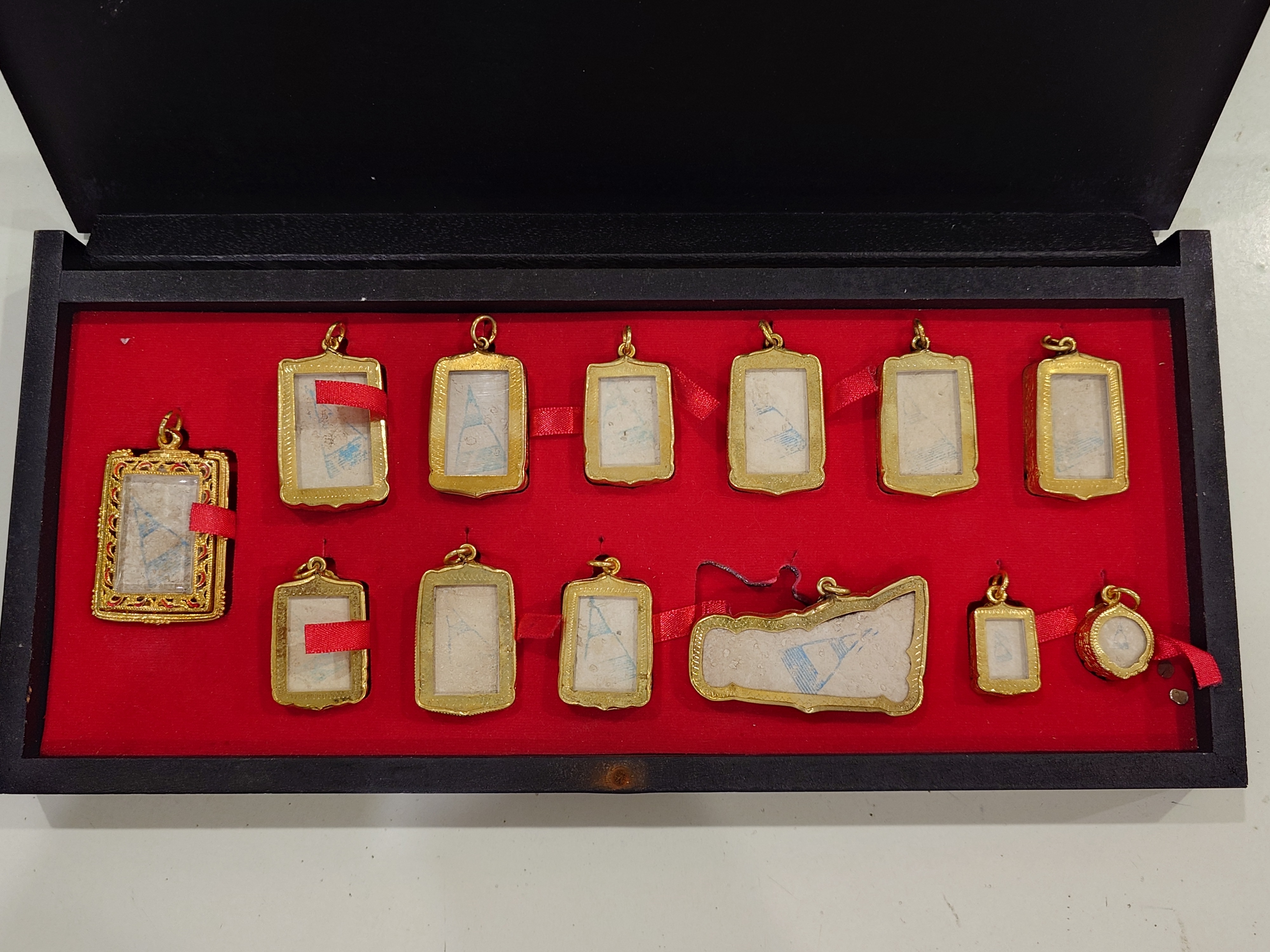 พระสมเด็จบางขุนพรหม ย้อนยุค 09 (ชุดกรรมการ 13 องค์ ) เนื้อผงสมเด็จเก่า จัดสร้างโดยวัดระฆังโฆสิตาราม วรมหาวิหาร คณะ ๙ พร้อมเลี่ยมกรอบไมคอน ปี2557 กล่องเดิม