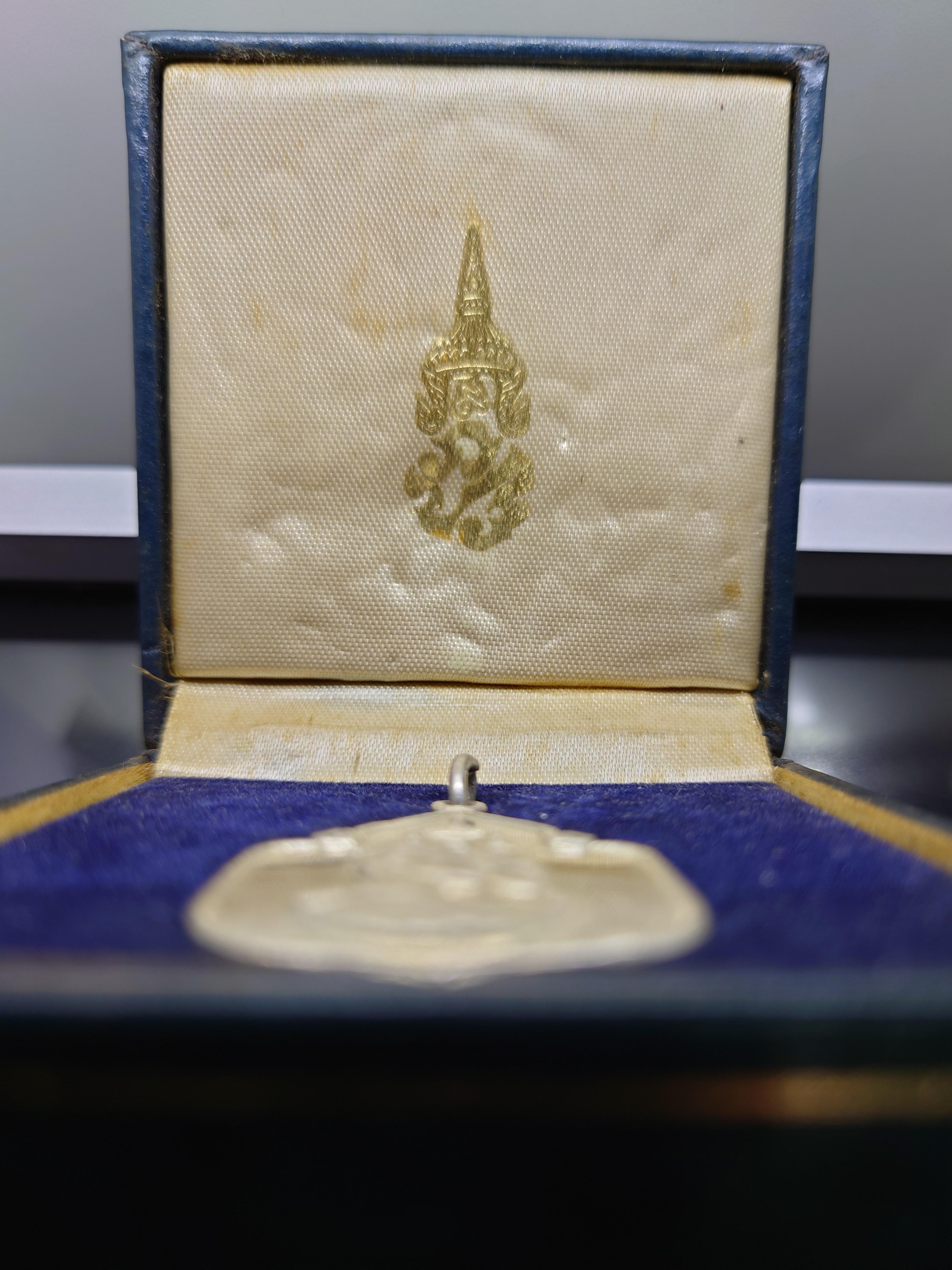 เหรียญที่ระลึกสมโภชน์ช้างเผือก 3 เชือก เพชรบุรี เนื้อเงิน พ.ศ.2521 พร้อมกล่องเดิม รับประกันแท้ หายาก