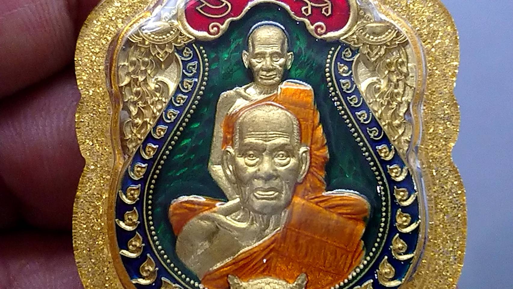 เหรียญเสมาเสือคาบดาบ 3 เนื้อทองทิพย์ลงยาราชาวดี พื้นเขียว ขอบน้ำเงิน ซุ้มแดงหลังเสือคู่ หลวงพ่อพัฒน์ วัดห้วยด้วน โคท 336