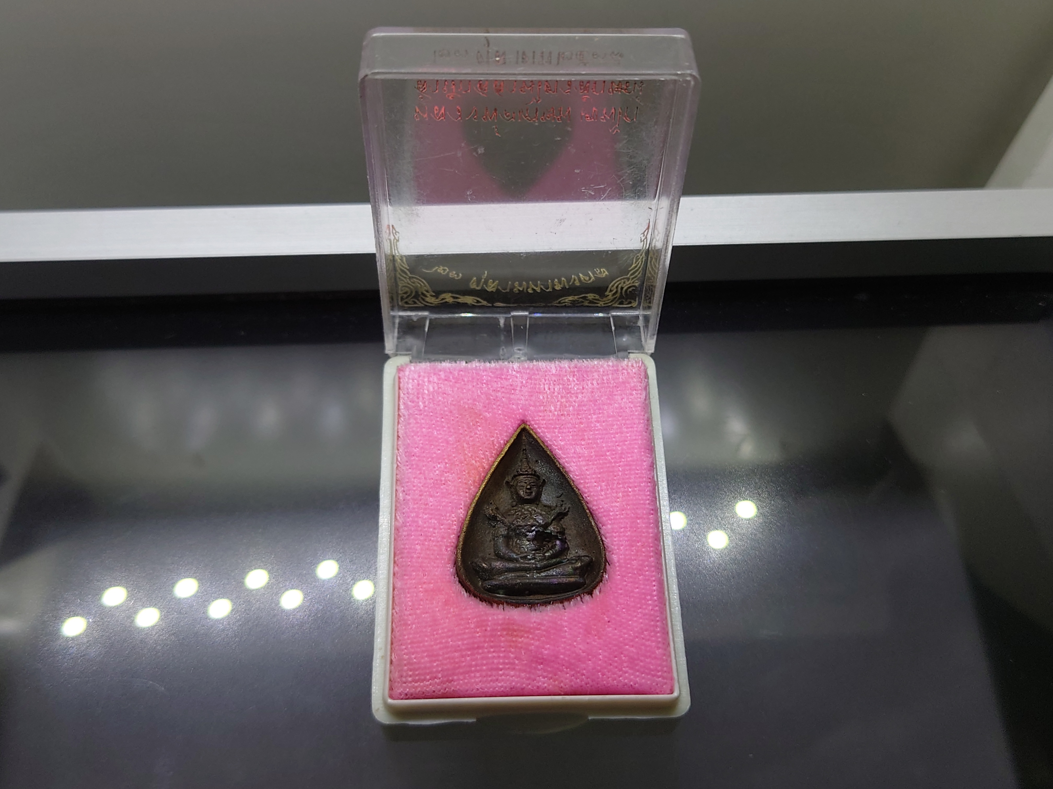 พระแก้วมรกต ทรงเครื่องฤดูร้อน เนื้อนวะ รุ่น 23 ตุลามหามงคล พิมพ์ใบโพธิ หลวงพ่อเกษม เขมโก ปลุกเสก สำนักสุสานไตรลักษณ์ ลำปาง ปี2538 พร้อมกล่องเดิม