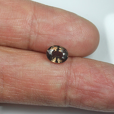 **ขายแล้ว**โกเมนเปลี่ยนสี (Color-Change Garnet) 1.40 กะรัต เปลี่ยนสีเป็นสีม่วงแดง