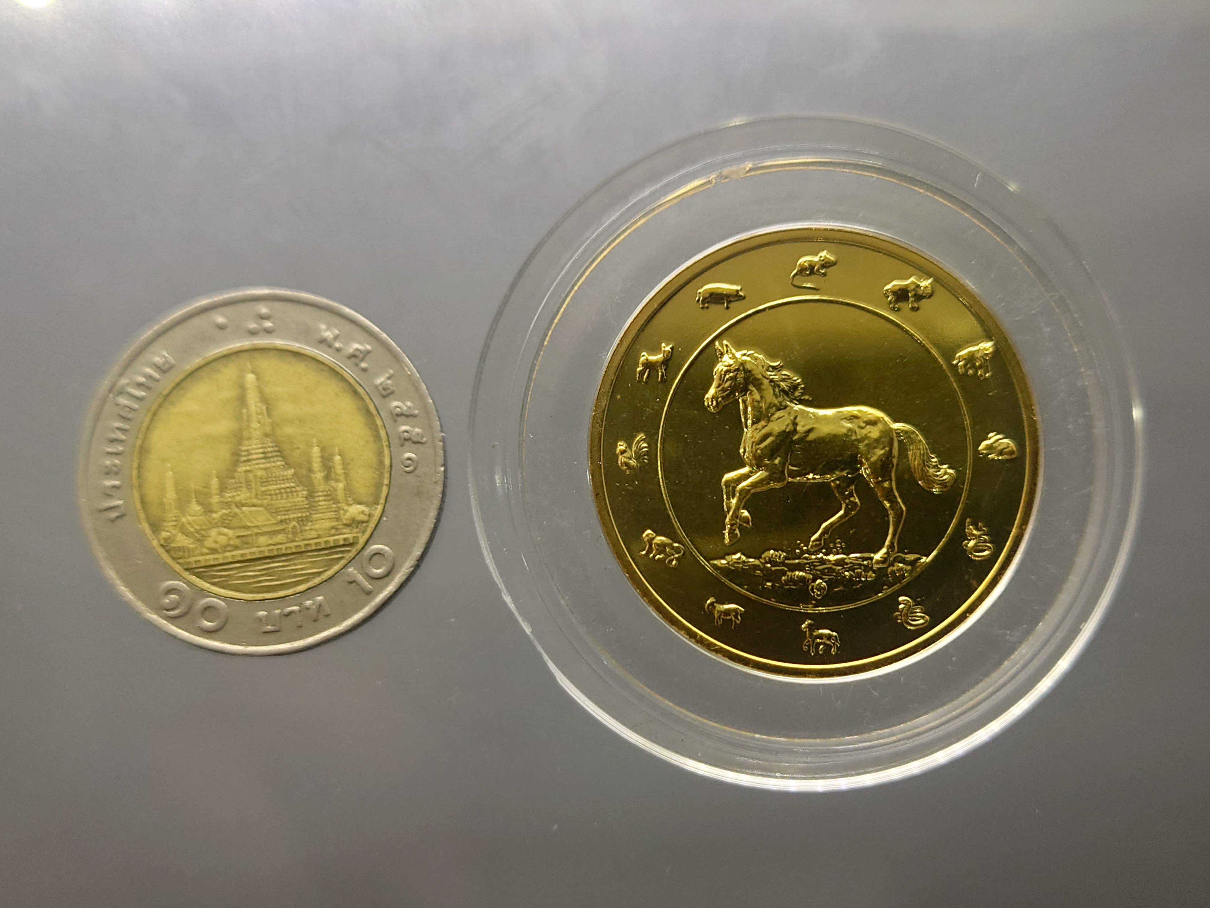 เหรียญนักษัตร ทองแดงชุบกาหลั่ยทอง ปีมะเมีย พ.ศ. 2557 กรมธนารักษ์สร้าง ไม่ผ่านใช้