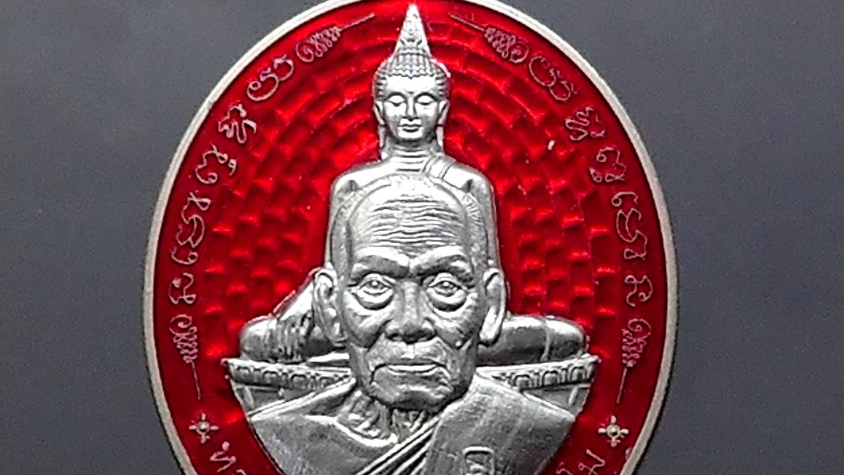 เหรียญรุ่นรวยที่หนึ่ง เนื้อเงิน ลงยาแดงประกายมุก หน้ากากปีกเครื่องบิน หลวงพ่อพัฒน์ วัดห้วยด้วน โคท 23