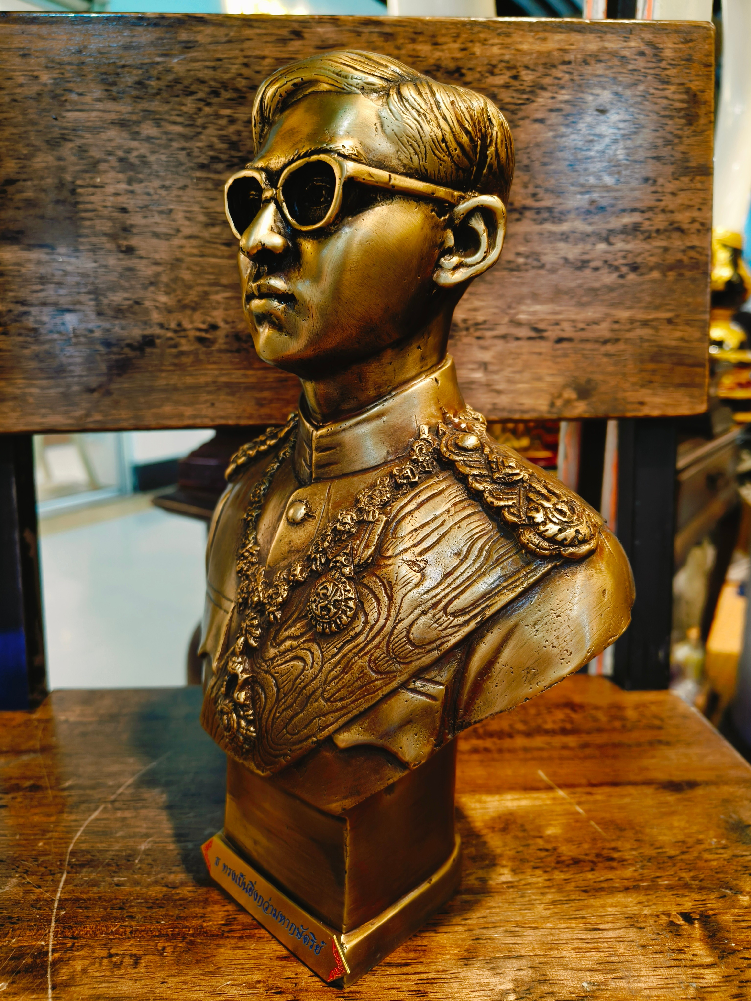 รูปหล่อ รัชกาลที่ 9 ร.9 ครึ่งพระองค์