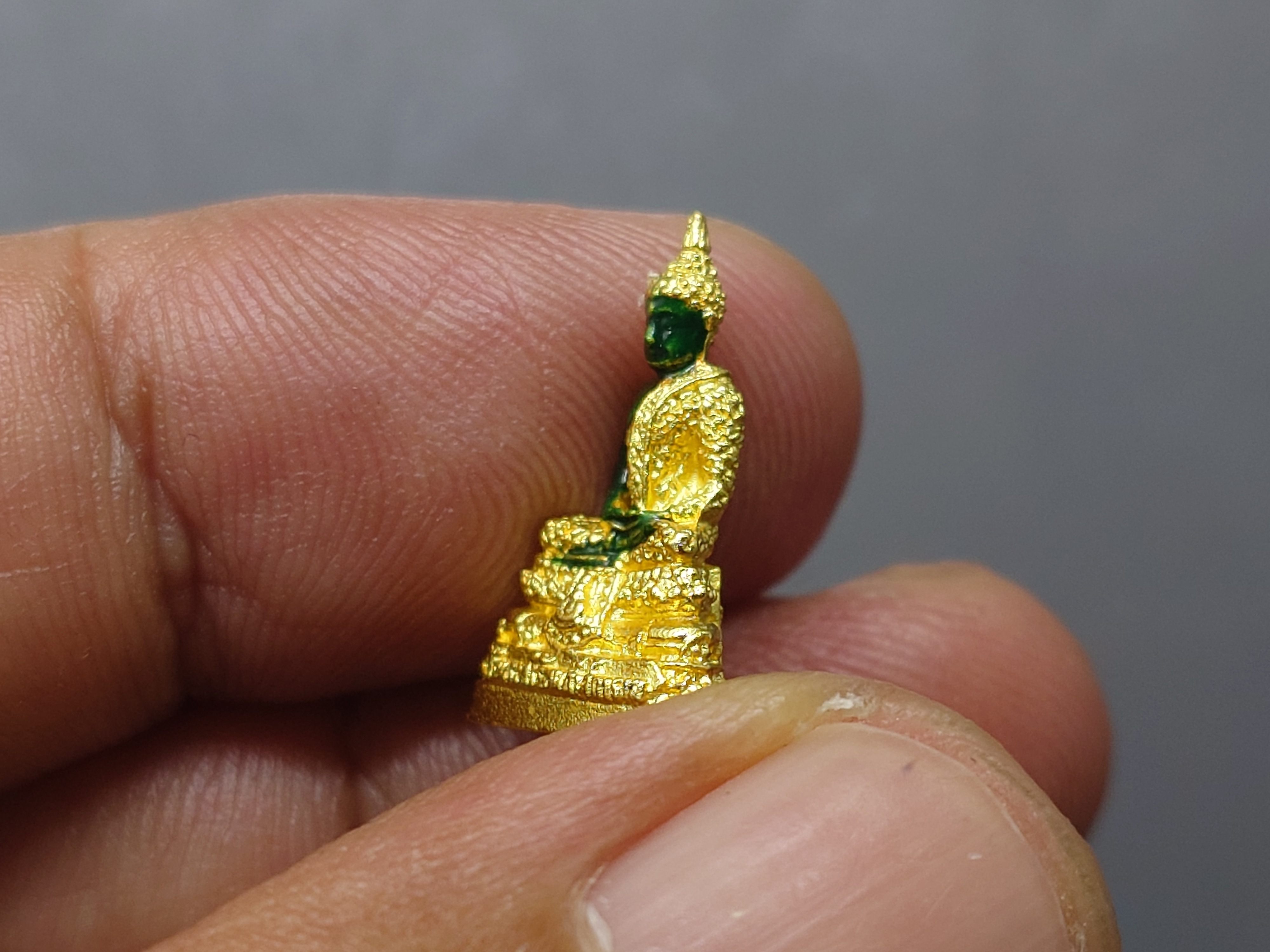 พระแก้วมรกต ทรงฤดูฝน (พิมพ์เล็ก ขนาดสูง 18มิล) เนื้อโลหะเคลือบสีเขียว เครื่องทรงชุบทอง สำนักพระราชวัง สร้าง พุทธาภิเษก ณ วัดพระศรีรัตนศาสดาราม พ.ศ.2547 รับประกันแท้