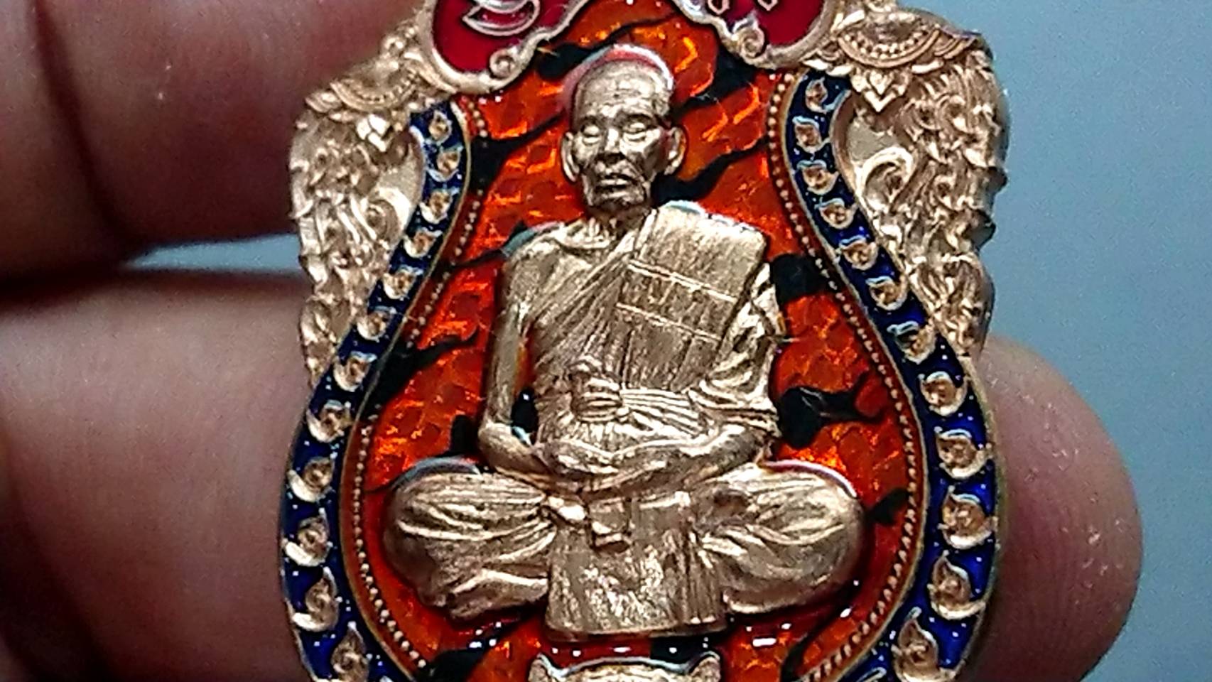 เหรียญเสมาเสือคาบดาบ รุ่น1 เนื้อนวะ ลงยาเสือ ขอบน้ำเงินซุ้มแดง หลวงพ่อพัฒน์ วัดห้วยด้วน โคท 161