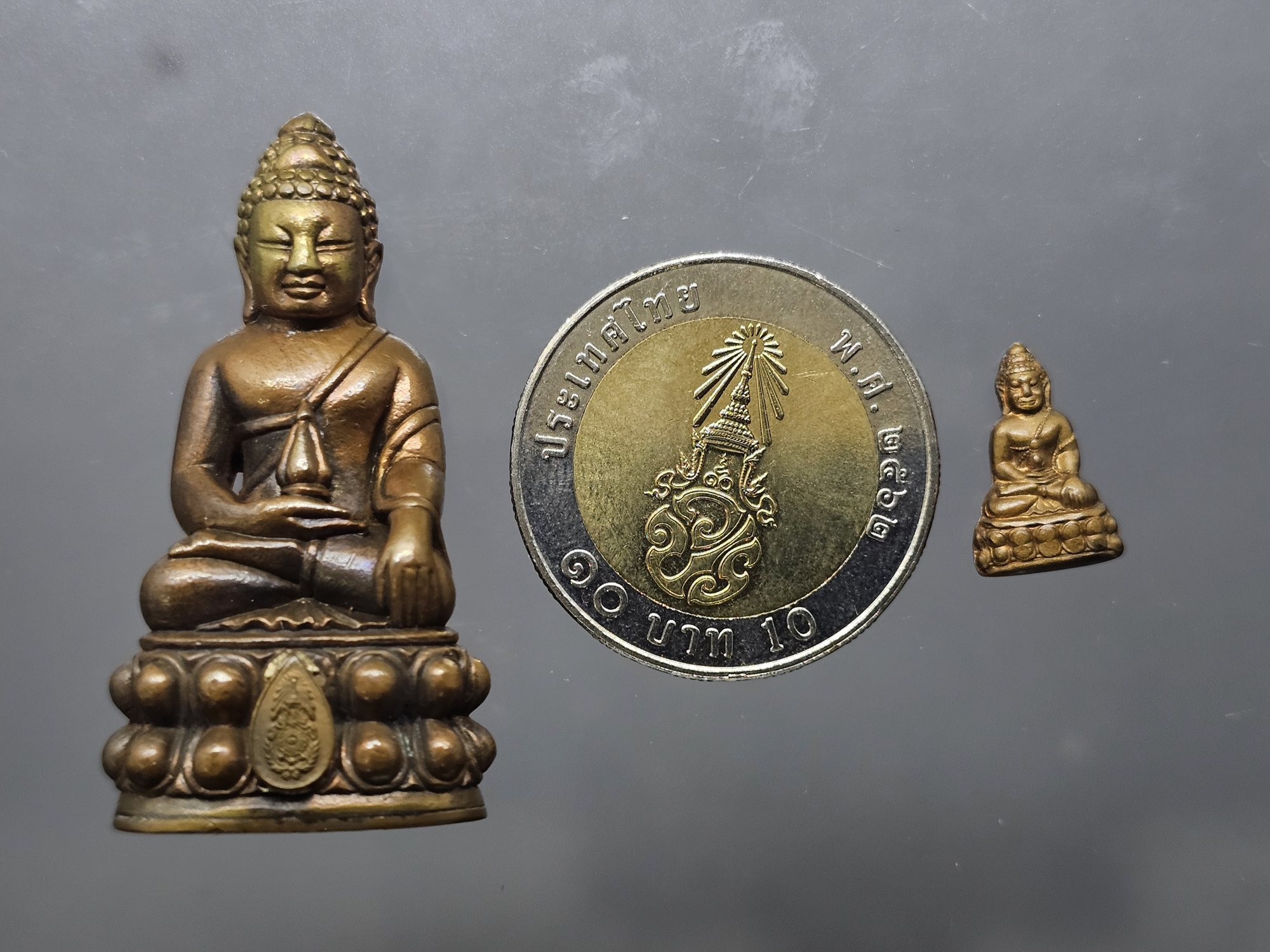 พระกริ่ง-พระชัยวัฒน์ นเรศวร ๑๐๐ ปี เนื้อสำริด ที่ระลึกครบ ๑๐๐ ปี กองทัพภาคที่ 3 วัดพระศรีรัตนมหาธาตุ จ.พิษณุโลก ปี2545 พร้อมตลับเดิม