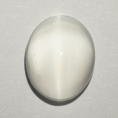 มูนสโตนตาแมว หรือ มุกดาหารตาแมว (Cat's eye Moonstone) 3.26 กะรัต สีขาวกึ่งใส เนื้อเนียน